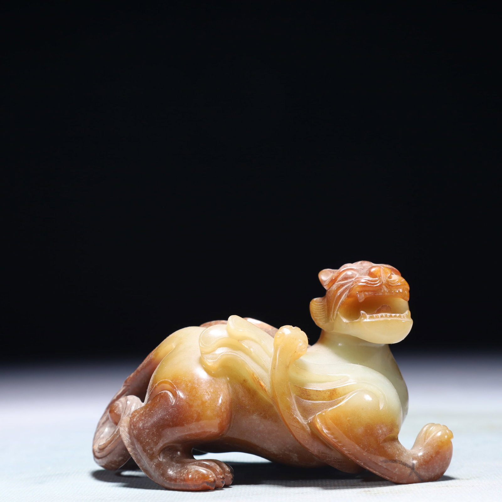 An Exquisite White Jade Beast Ornament: An Exquisite White Jade Beast Ornament,Qing Dynasty,China,Size:3.9inx2.8inx2.4in,Weight:417.8g 白玉兽摆件,中国清代