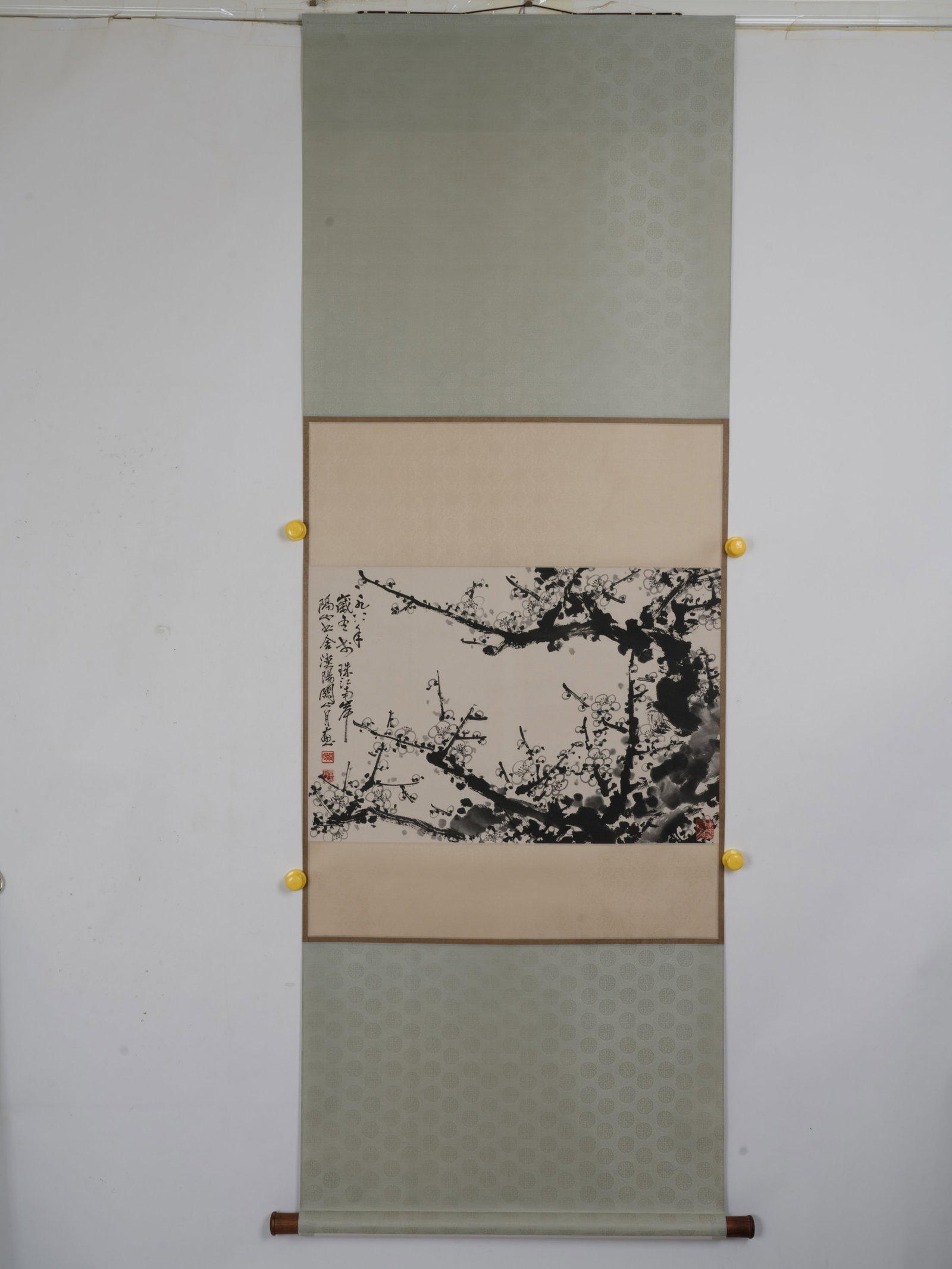 A Chinese Vertical Scroll Ink Painting of Flower on Paper: A Chinese Vertical Scroll Ink Painting of Flower on Paper,Guan Shanyue,Size:18.1inx26.8in 一幅中国水墨花卉画立轴,关山ć