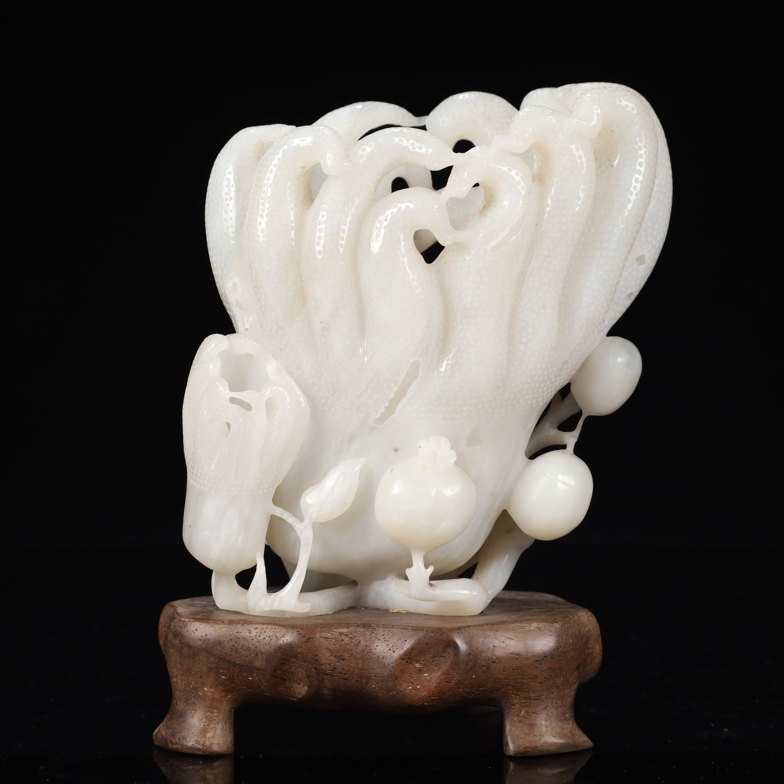 An Exquisite White Jade Bergamot Ornament,With Base: An Exquisite White Jade Bergamot Ornament,With Base,Qing Dynasty, China,Size:4.7inx2.4inx5.5in,Weight:1000g 白玉佛手摆件,带底座,中国&#