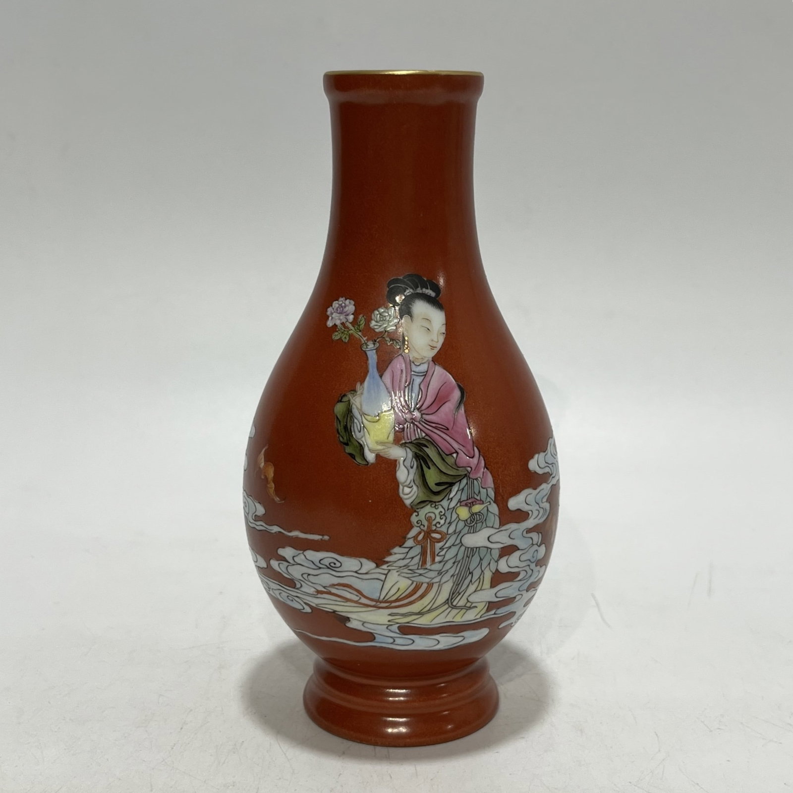 An Exquisite Coral Red Ground Famille-Rose Painted Gold Auspicious Cloud and Woman Pattern Vase: An Exquisite Coral Red Ground Famille-Rose Painted Gold Auspicious Cloud and Woman Pattern Vase,Qing Dynasty,China,Qianlong Six-character Mark,Size:6.3in 珊瑚红地粉ঊ
