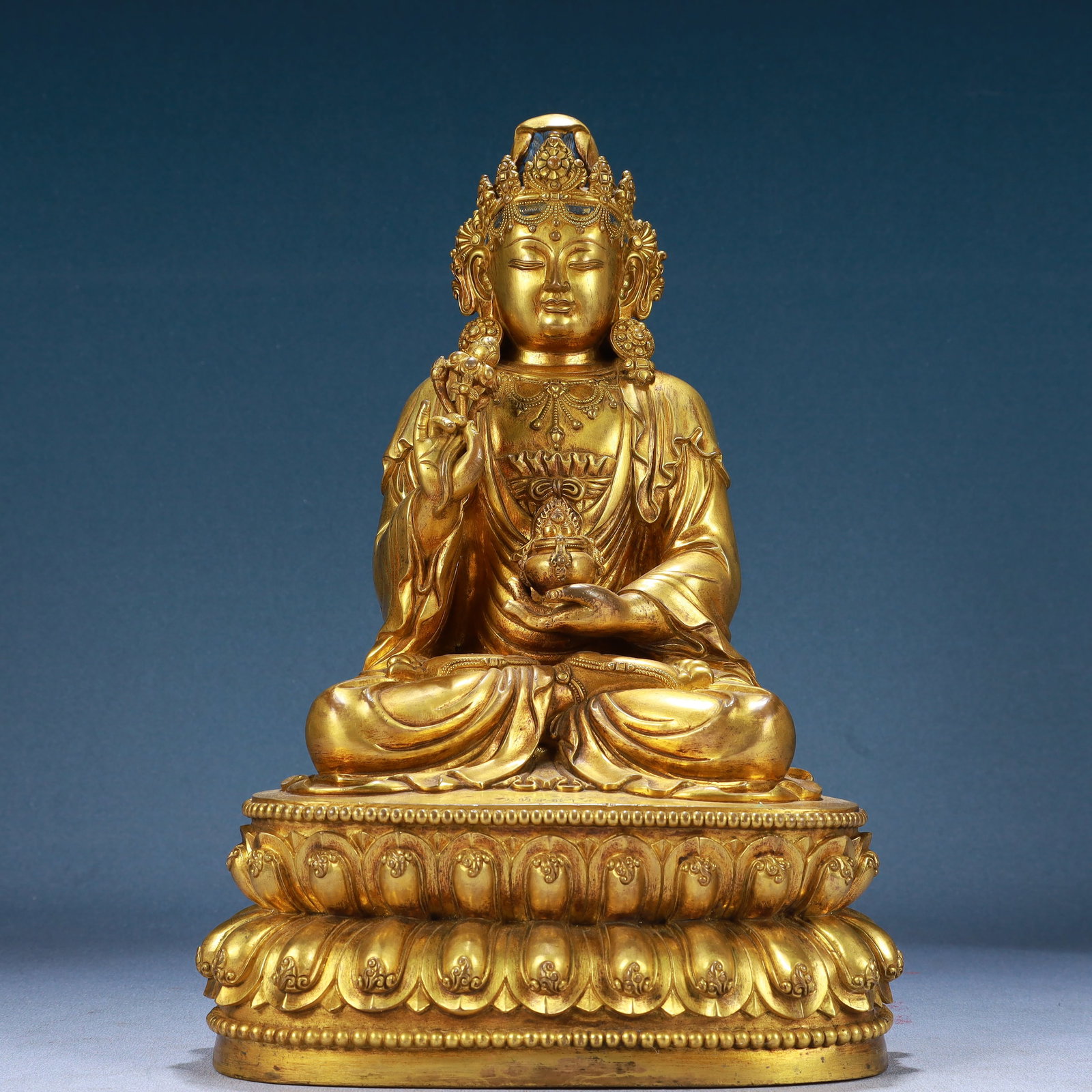 A Solemn Gilt Bronze Statue of Avalokitesvara: A Solemn Gilt Bronze Statue of Avalokitesvara,Ming Dynasty, China,Yongle Six-character Mark,Size:8.7inx5.9inx13.8in,Weight:7300g 铜鎏金观音像,中国਴