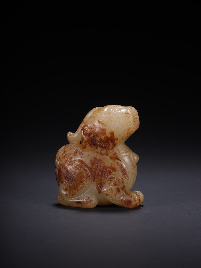 An Exquisite White Jade Auspicious Beast Ornament: An Exquisite White Jade Auspicious Beast Ornament,Qing Dynasty,China,Size:1.8inx0.8inx2in、 Weight:67g