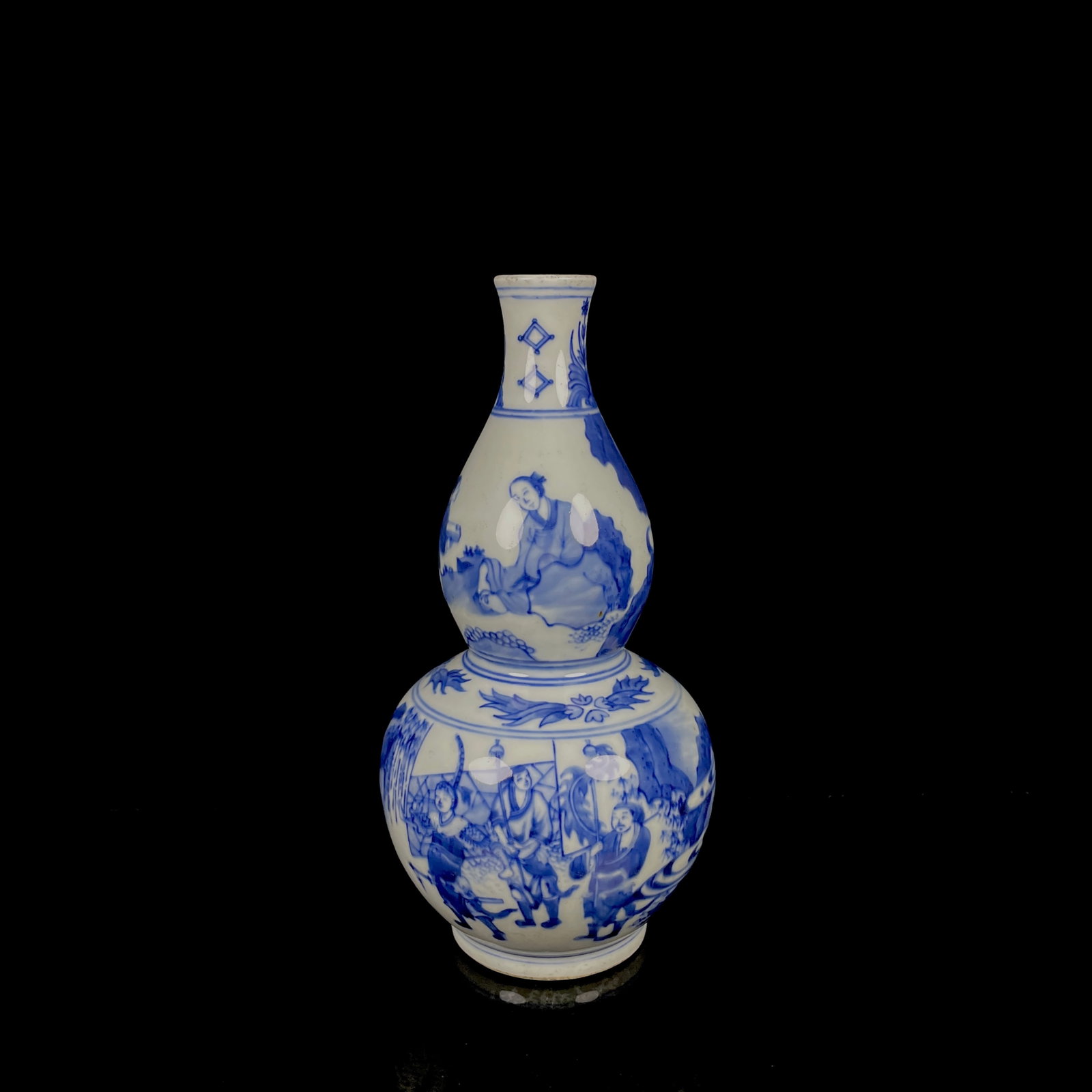 An Exquisite Blue and White Character and Story Pattern Gourd-Shaped Vase: An Exquisite Blue and White Character and Story Pattern Gourd-Shaped Vase,Qing Dynasty,China,Size:9.4inx5.1in 青花人物故事纹葫芦瓶,中&