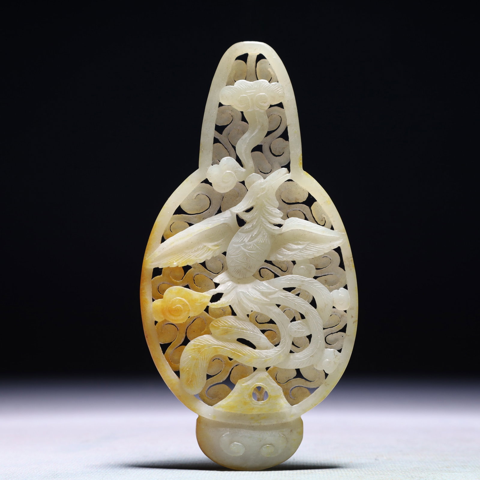An Exquisite White Jade Auspicious Cloud and Phoenix Pattern Pendant: An Exquisite White Jade Auspicious Cloud and Phoenix Pattern Pendant,Qing Dynasty,China,Size:2.6inx5.1in,Weight:93g 白玉祥云凤纹挂件,中国