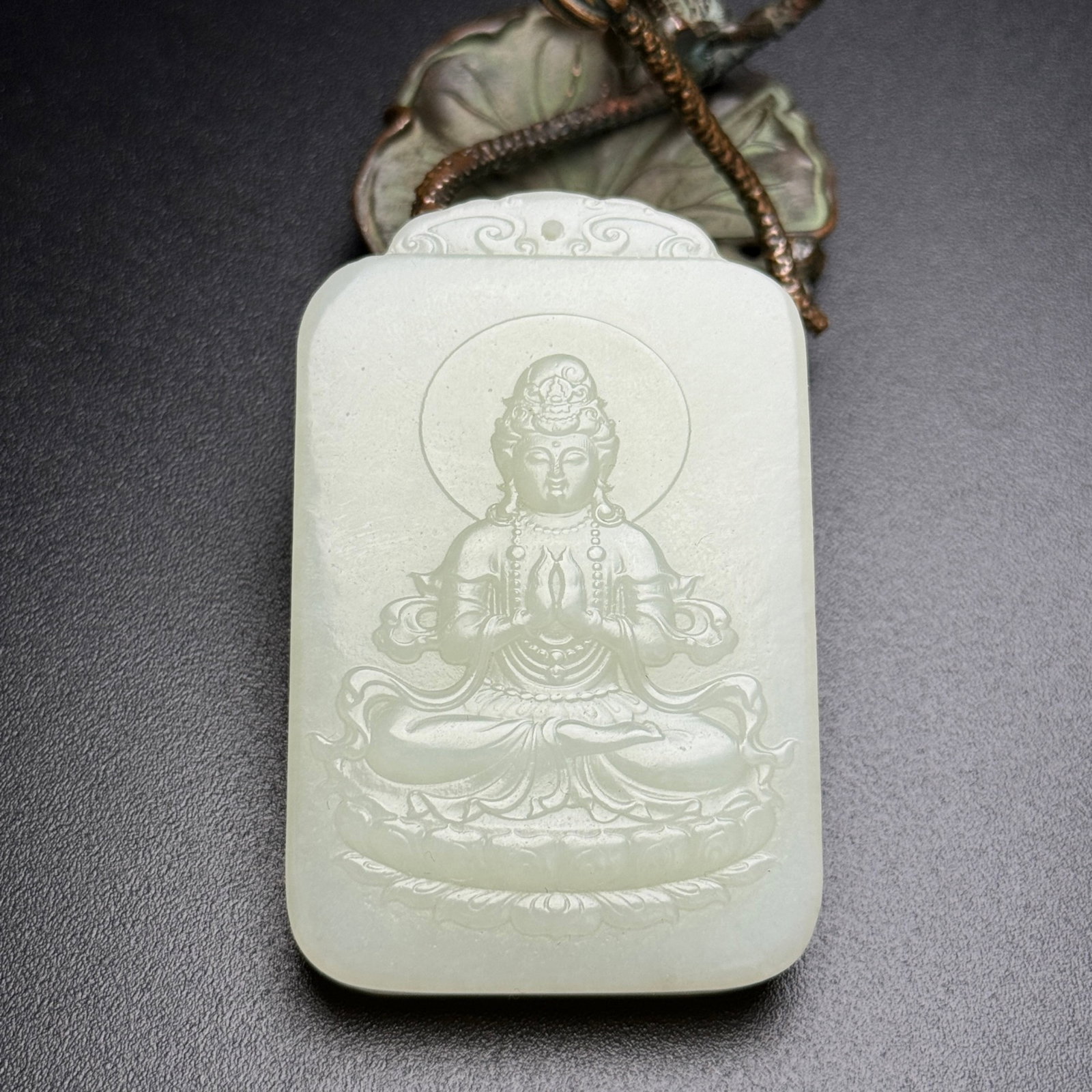 An Exquisite White Jade Statue of Avalokitesvara Pattern Pendant: An Exquisite White Jade Statue of Avalokitesvara Pattern Pendant,Qing Dynasty,China,Size:1.8inx2.8inx0.4in,Weight:77g 白玉观音像纹挂件,中国&