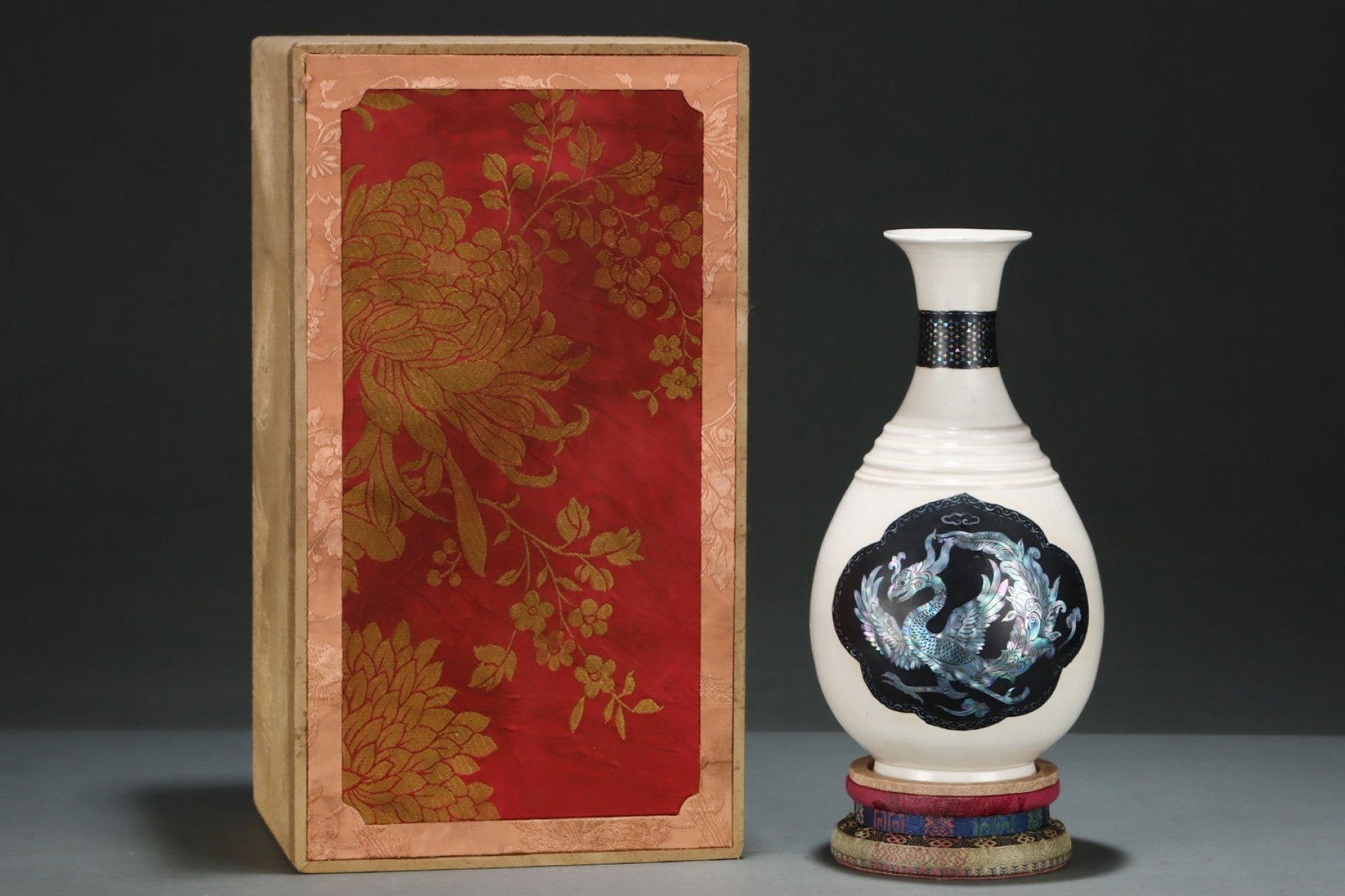 An Exquisite Ding yao White Glazed Dragon and Phoenix Pattern Vase: An Exquisite Ding yao White Glazed Dragon and Phoenix Pattern Vase,Song Dynasty,China,Size:10inx5.4in 定窑白釉龙凤纹瓶,中国宋代