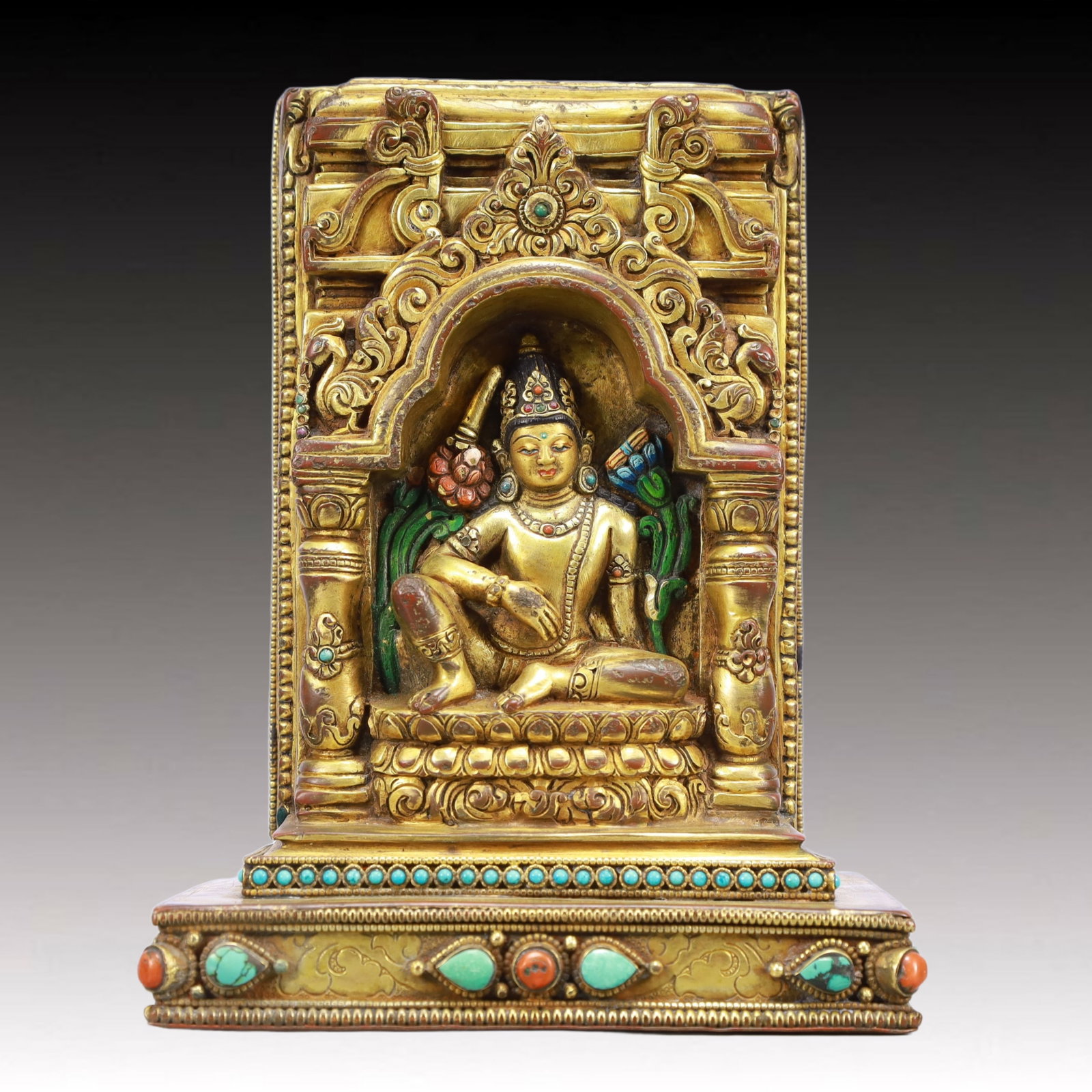 A Solemn Gilt Bronze Statue of Avalokitesvara,With Inscription,Inlaid Gems: A Solemn Gilt Bronze Statue of Avalokitesvara,With Inscription,Inlaid Gems,Qing Dynasty, China,Size:5.9inx3.7inx8.1in,Weight:2400g 铜鎏金自在观音像,
