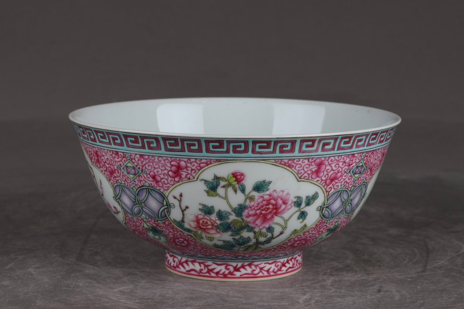 An Exquisite Enamel Agate Red-Glazed Flower Pattern Bowl: An Exquisite Enamel Agate Red-Glazed Flower Pattern Bowl,Qing Dynasty,China,Qianlong Four-character Mark,Size:3inx6.4in 珐琅彩玛瑙红花卉纹碗