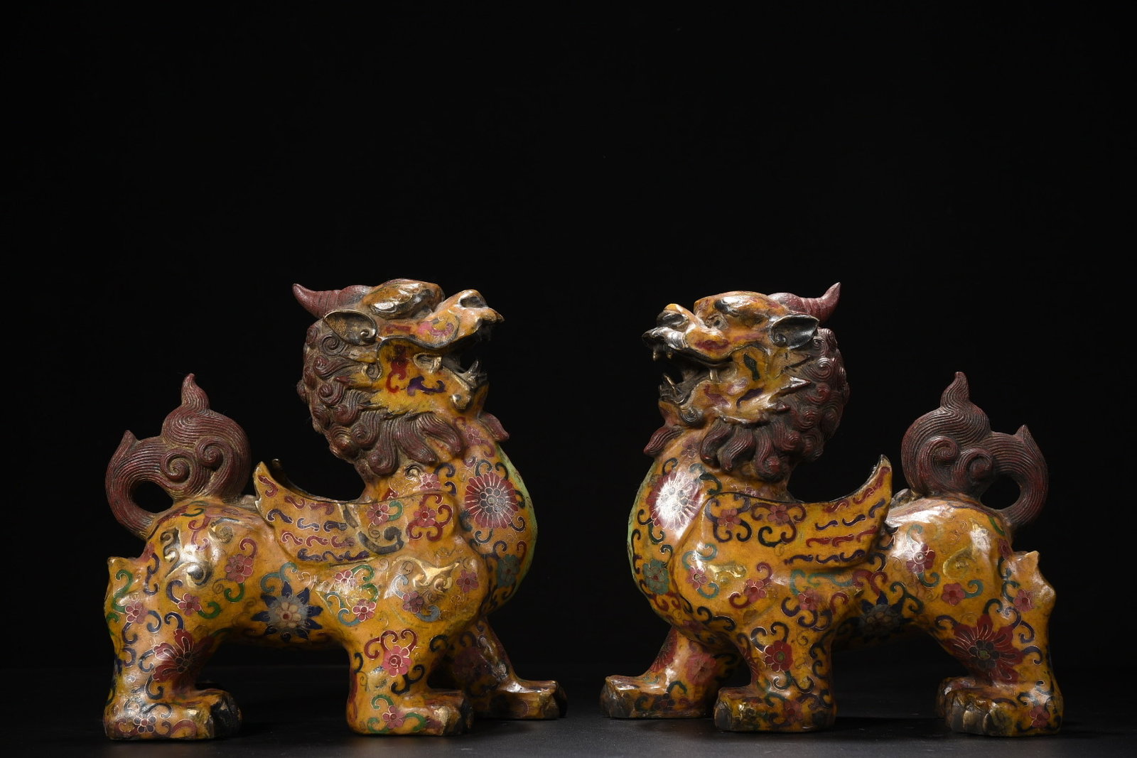 A Pair of Exquisite Cloisonne Flower Pattern Wealth-Attracting Creature Ornament: A Pair of Exquisite Cloisonne Flower Pattern Wealth-Attracting Creature Ornaments,Qing Dynasty,China,Size:9.8inx9.8inx6.3in,Weight:8500g 一对景泰蓝花卉纹