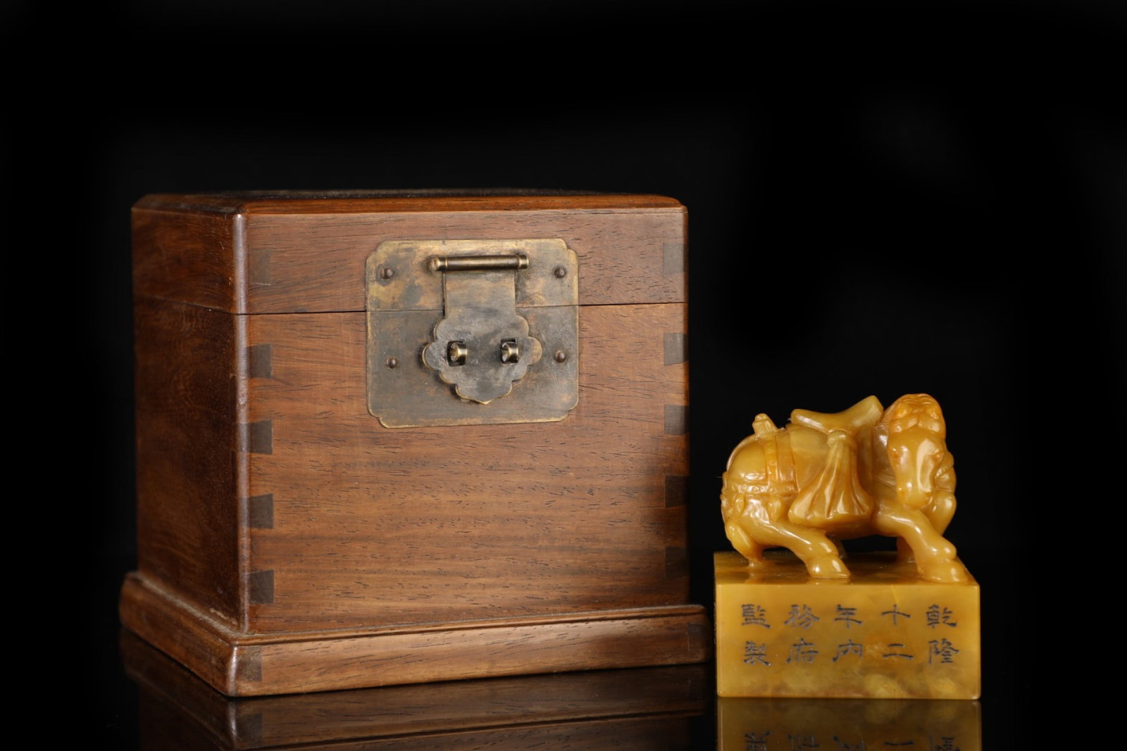 An Exquisite Tianhuang Stone Horse Pattern Seal: An Exquisite Tianhuang Stone Horse Pattern Seal,Qing Dynasty,China,with Mark,Size:3inx2.6in,Weight:504g 田黄石骏马纹印章,中国清代