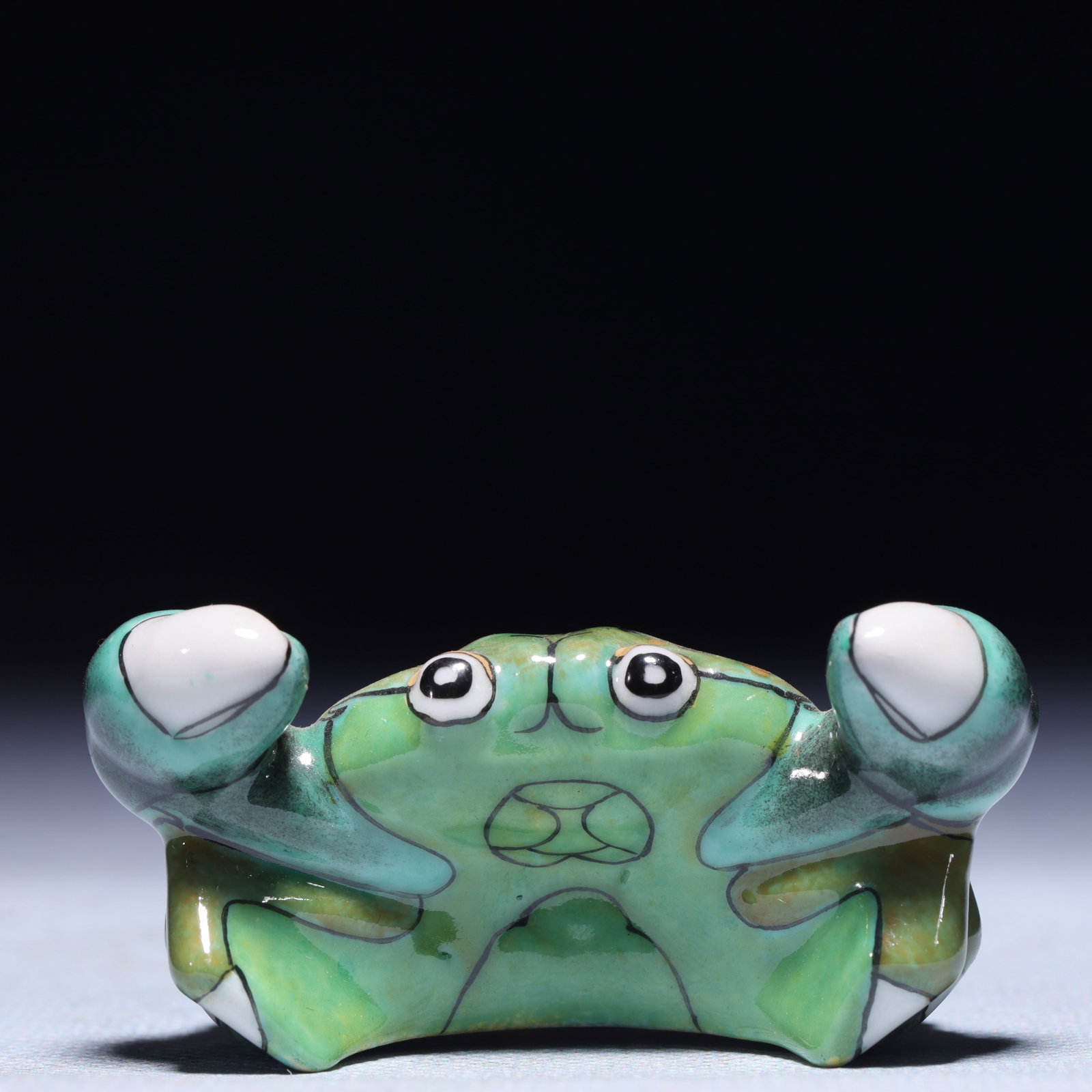 An Exquisite Famille-Rose Crab Snuff Bottle: An Exquisite Famille-Rose Crab Snuff Bottle,Qing Dynasty,China,Qianlong Four-character Mark,Size:2.4inx1.6inx1in,Weight:41.8g 粉彩螃蟹鼻烟壶,中国&