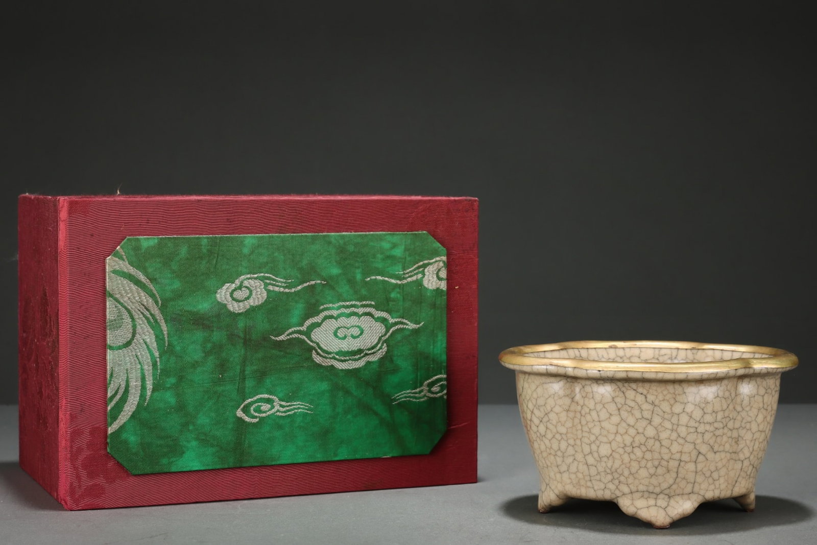 An Exquisite Ge yao Yellow Glazed Painted Gold Brush Washer,with an Imperial Poem by Emperor: An Exquisite Ge yao Yellow Glazed Painted Gold Brush Washer,with an Imperial Poem by Emperor Qianlong,Song Dynasty,China,Size:3.3inx6.1in 哥窑黄釉描金笔૨
