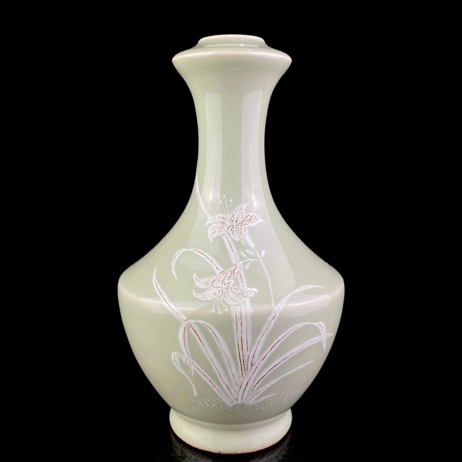 An Exquisite Celadon Glazed Flower Pattern Vase - 2