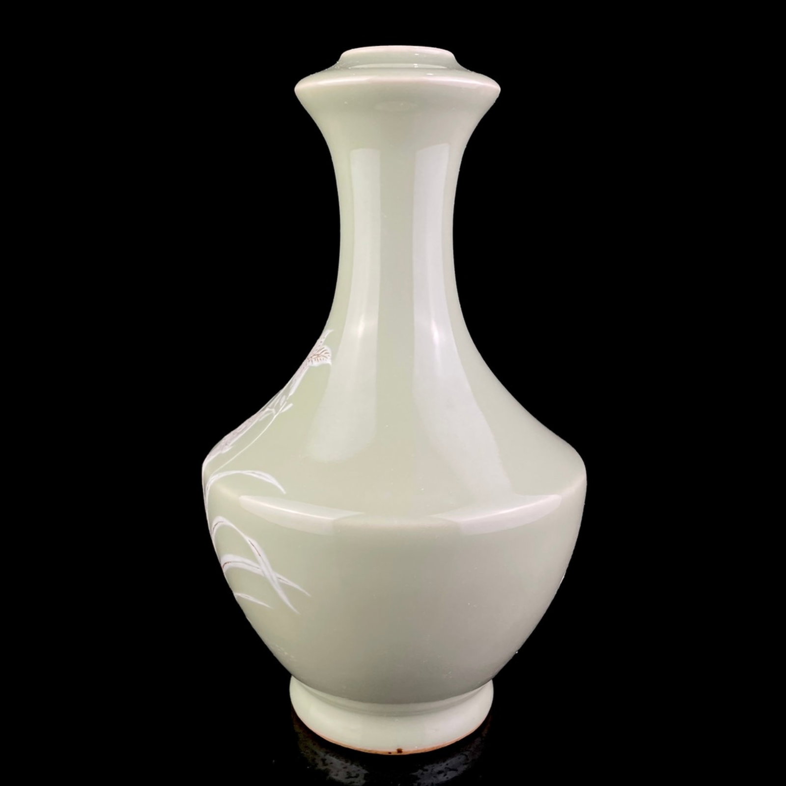 An Exquisite Celadon Glazed Flower Pattern Vase - 3
