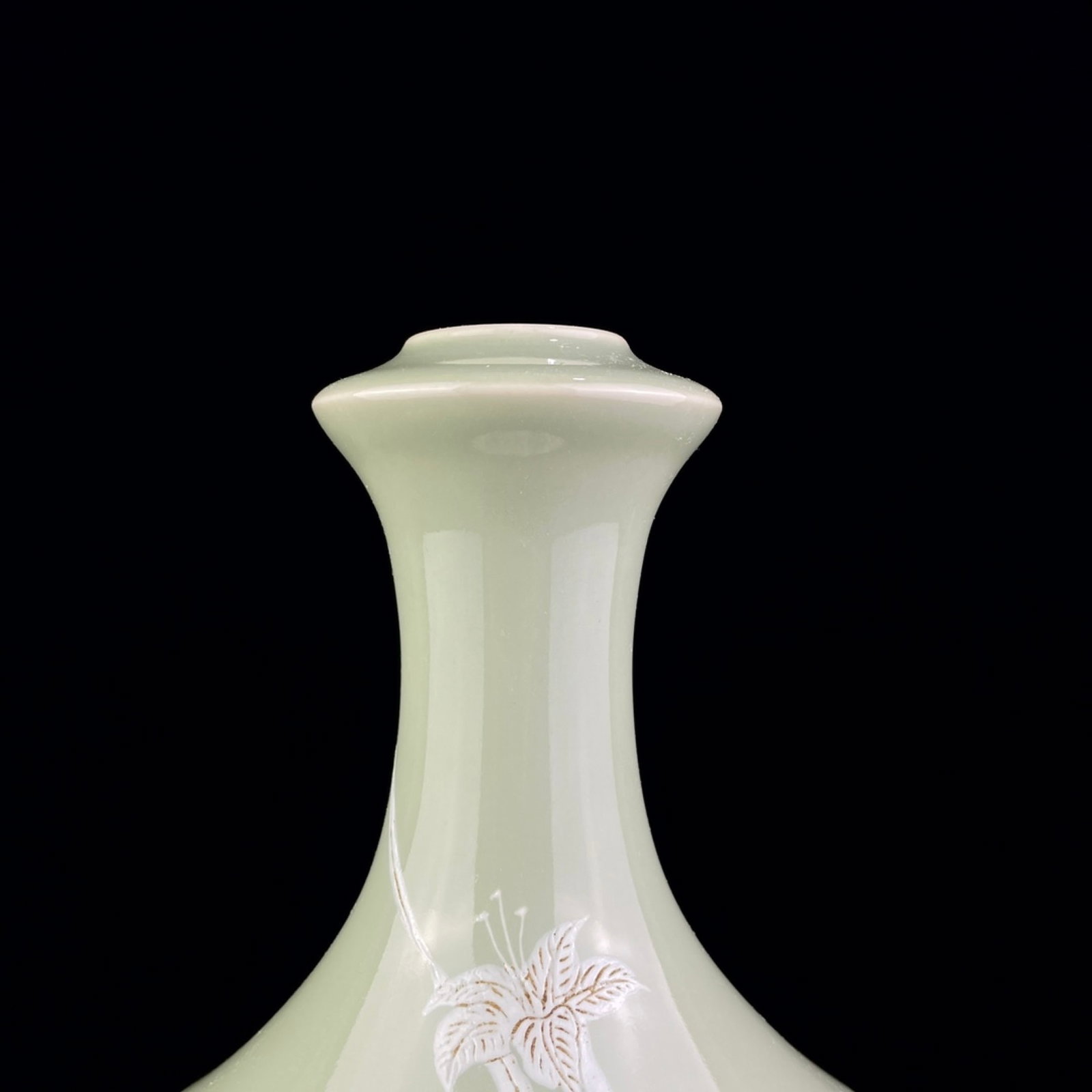An Exquisite Celadon Glazed Flower Pattern Vase - 4