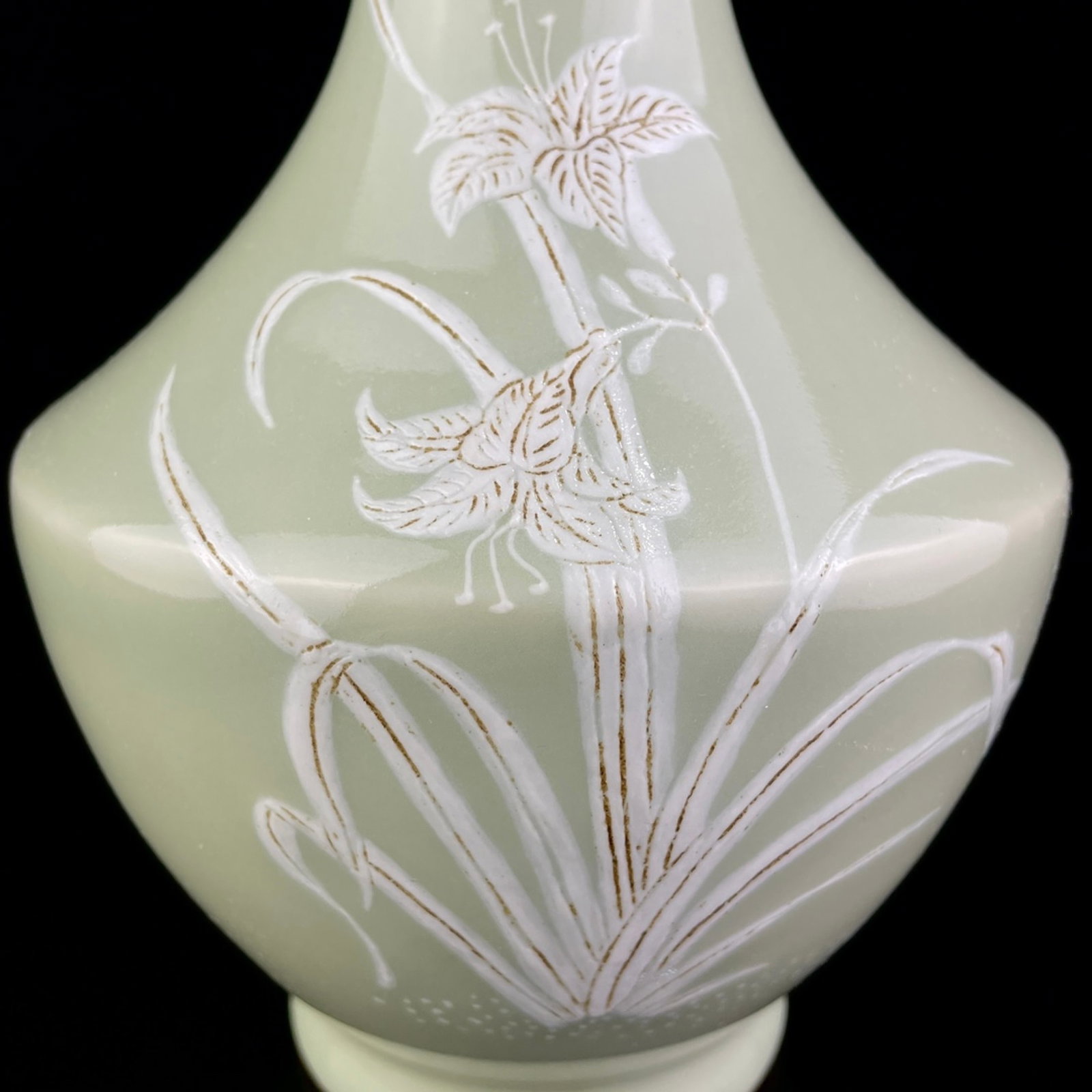 An Exquisite Celadon Glazed Flower Pattern Vase - 5