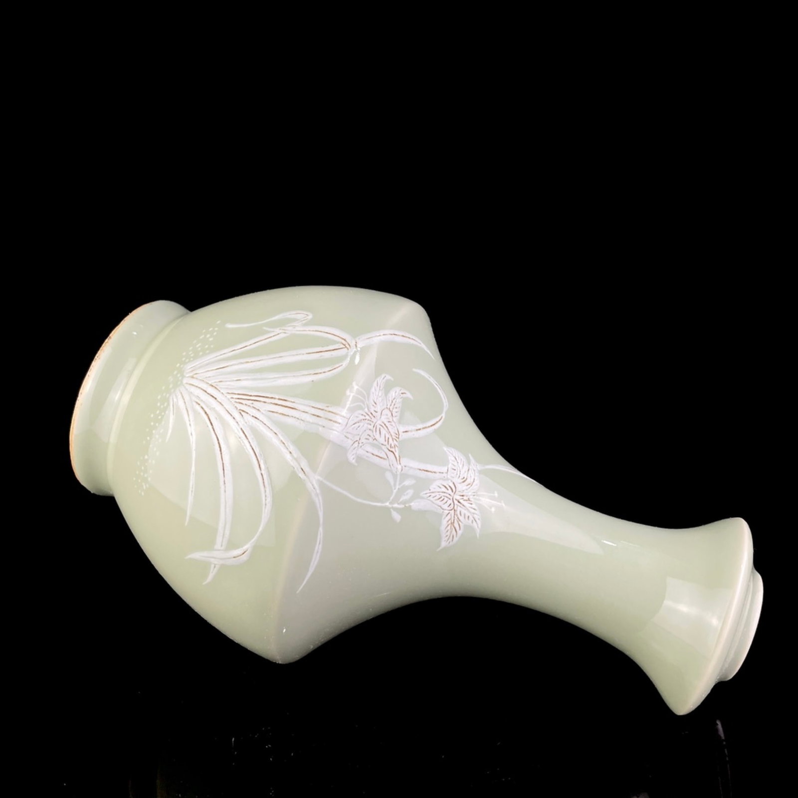 An Exquisite Celadon Glazed Flower Pattern Vase - 6