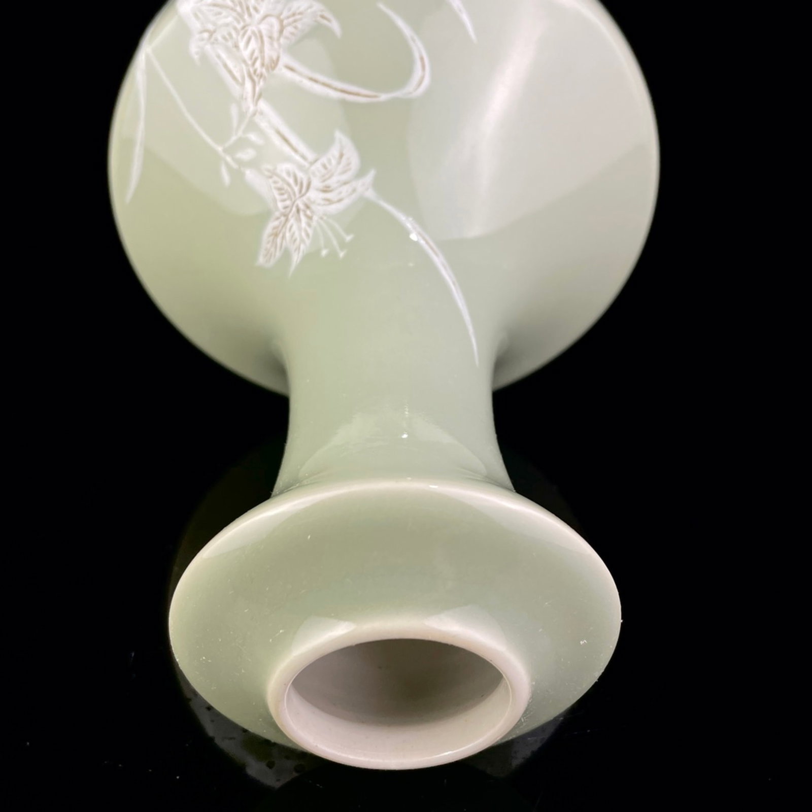 An Exquisite Celadon Glazed Flower Pattern Vase - 7