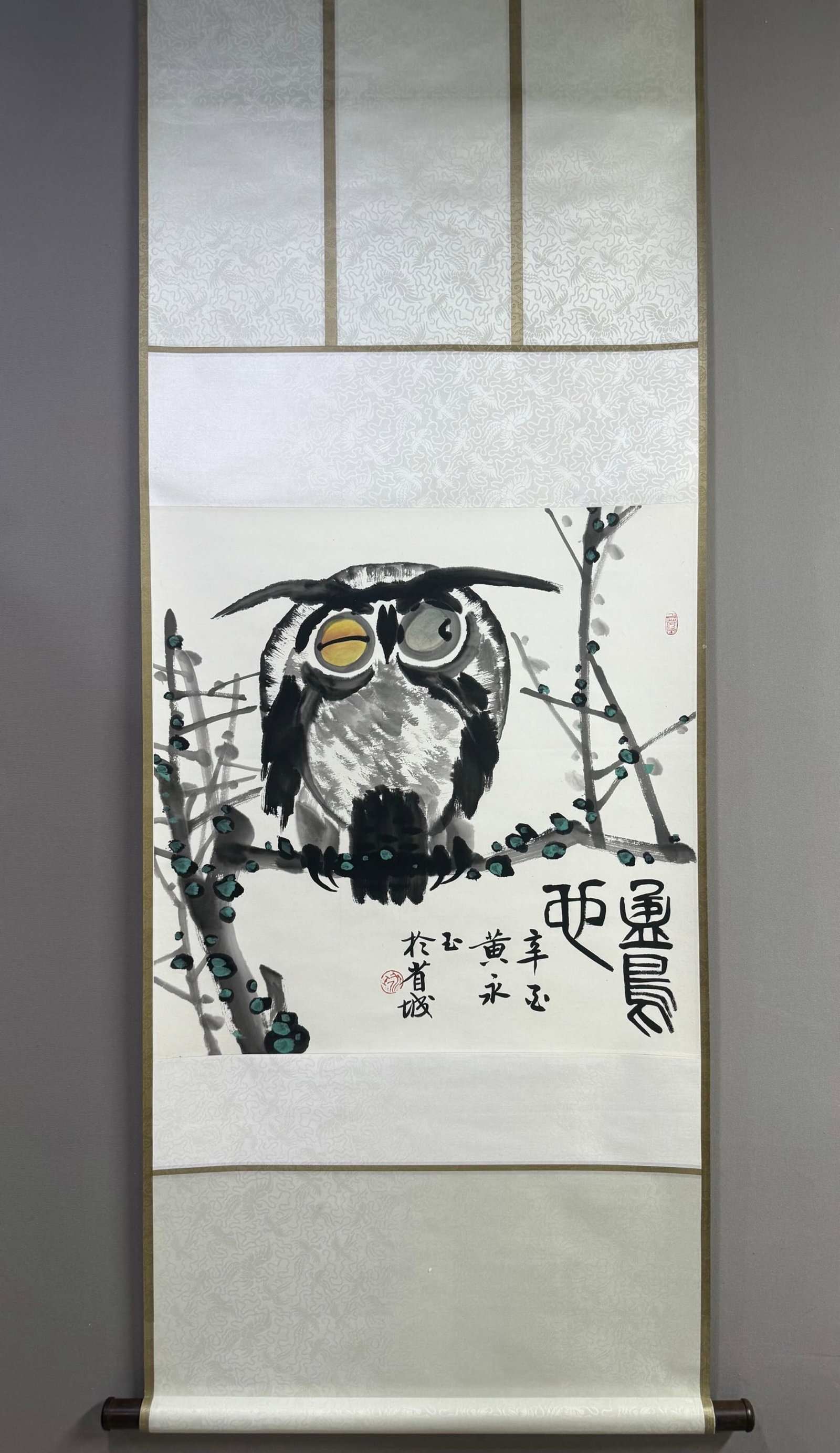 A Chinese Vertical Scroll Ink Painting of Bird on Paper: A Chinese Vertical Scroll Ink Painting of Bird on Paper,Huang Yongyu,Size:26.8inx26.8in 一幅中国水墨鸟画立轴,黄永玉