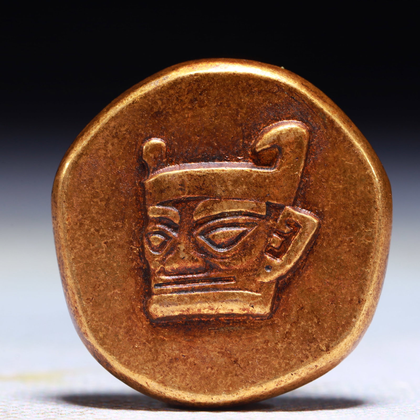 An Exquisite Gilt Bronze Cash Coin: An Exquisite Gilt Bronze Cash Coin,Shang Dynasty,China,Size:1.2in,Weight:29.5g 铜鎏金钱币,中国商代