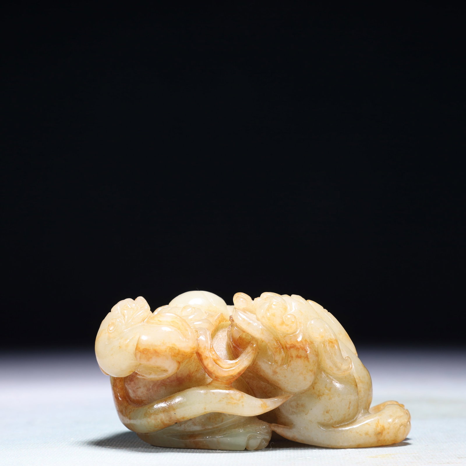An Exquisite White Jade Beast Ornament: An Exquisite White Jade Beast Ornament,Qing Dynasty,China,Size:3.7inx2inx1.8in,Weight:406.9g 白玉兽摆件,中国清代