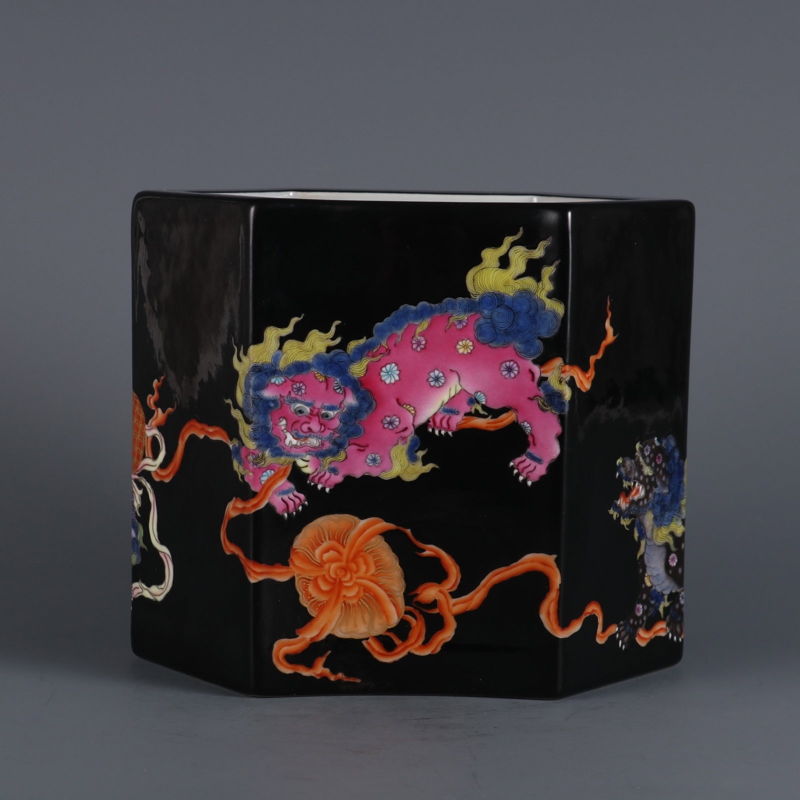 An Exquisite Black Ground Famille-Rose Lion Pattern Brush Pot: An Exquisite Black Ground Famille-Rose Lion Pattern Brush Pot,Qing Dynasty,China,Qianlong Six-character Mark,Size:5.7inx6.7in 黑地粉彩狮子纹笔筒,&