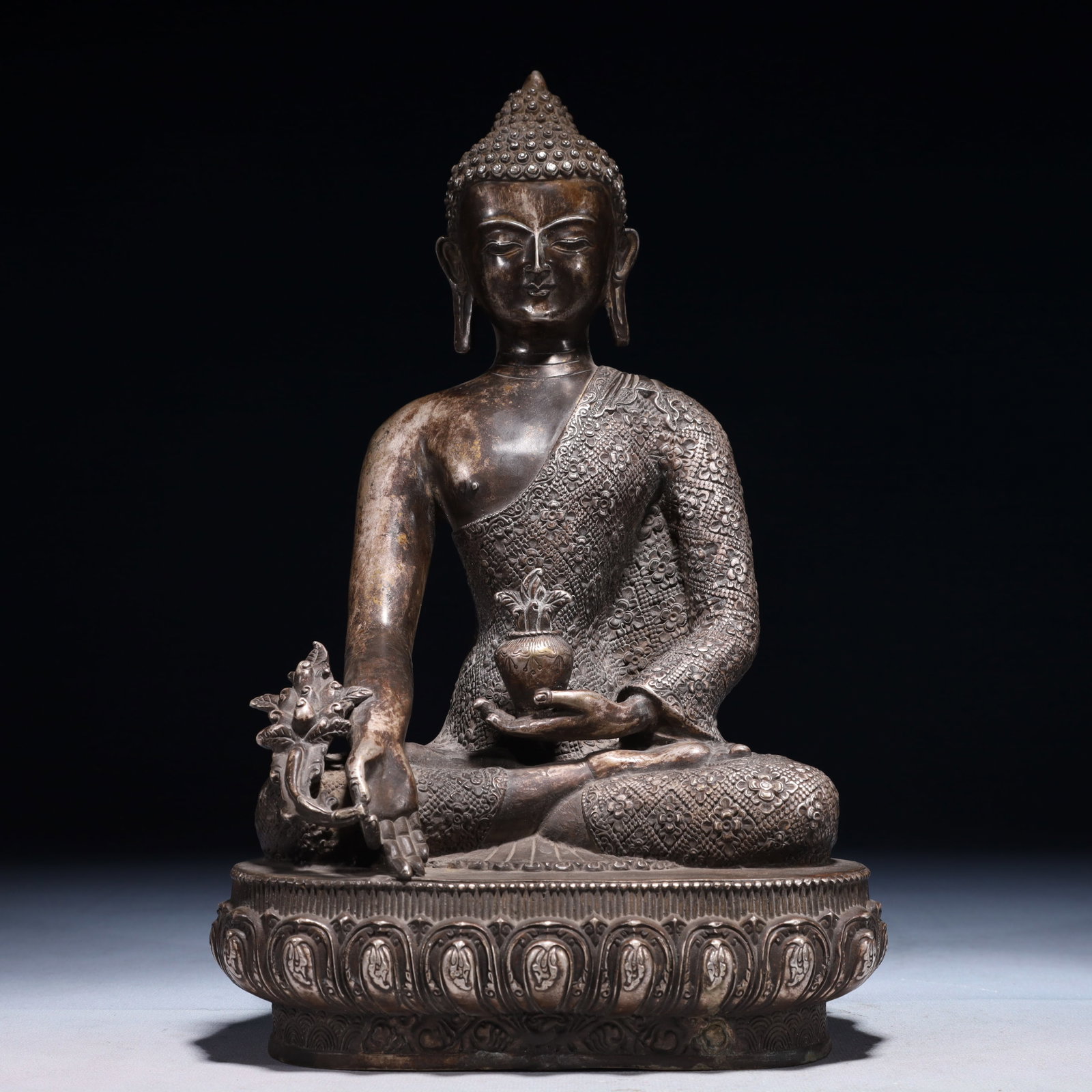 A Solemn Silver-plated Bronze Statue of Sakyamuni: A Solemn Silver-plated Bronze Statue of Sakyamuni,Qing Dynasty,China,Size:7.1inx5.9inx12.2in,Weight:2300g 铜镀银释迦摩尼像,中国清É
