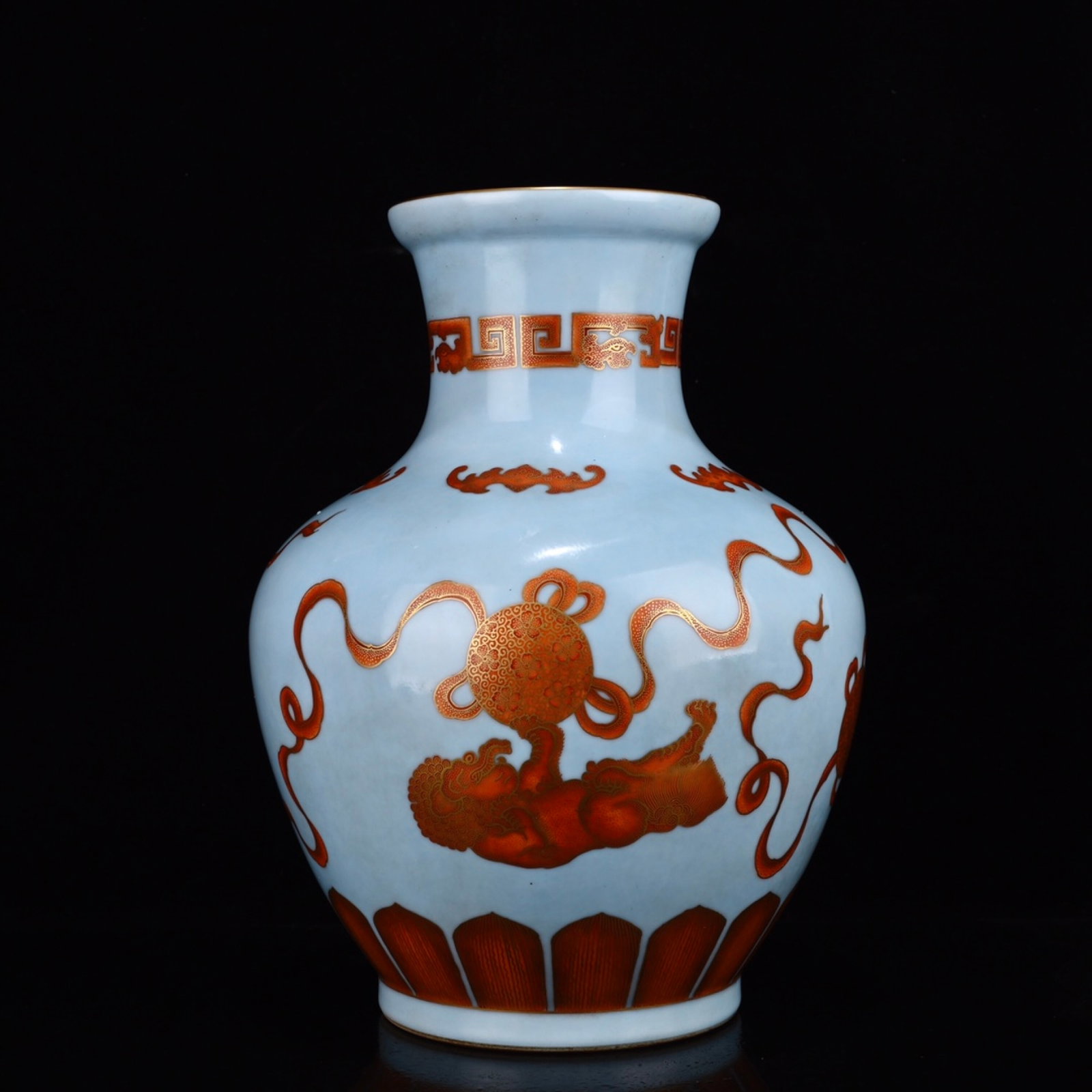 A Rare Enamel Iron-Red Lion Pattern Vase: A Rare Enamel Iron-Red Lion Pattern Vase,Qing Dynasty,China,Qianlong Six-character Mark,Size:12.2inx8.7in 珐琅彩矾红狮子纹瓶,中国ę