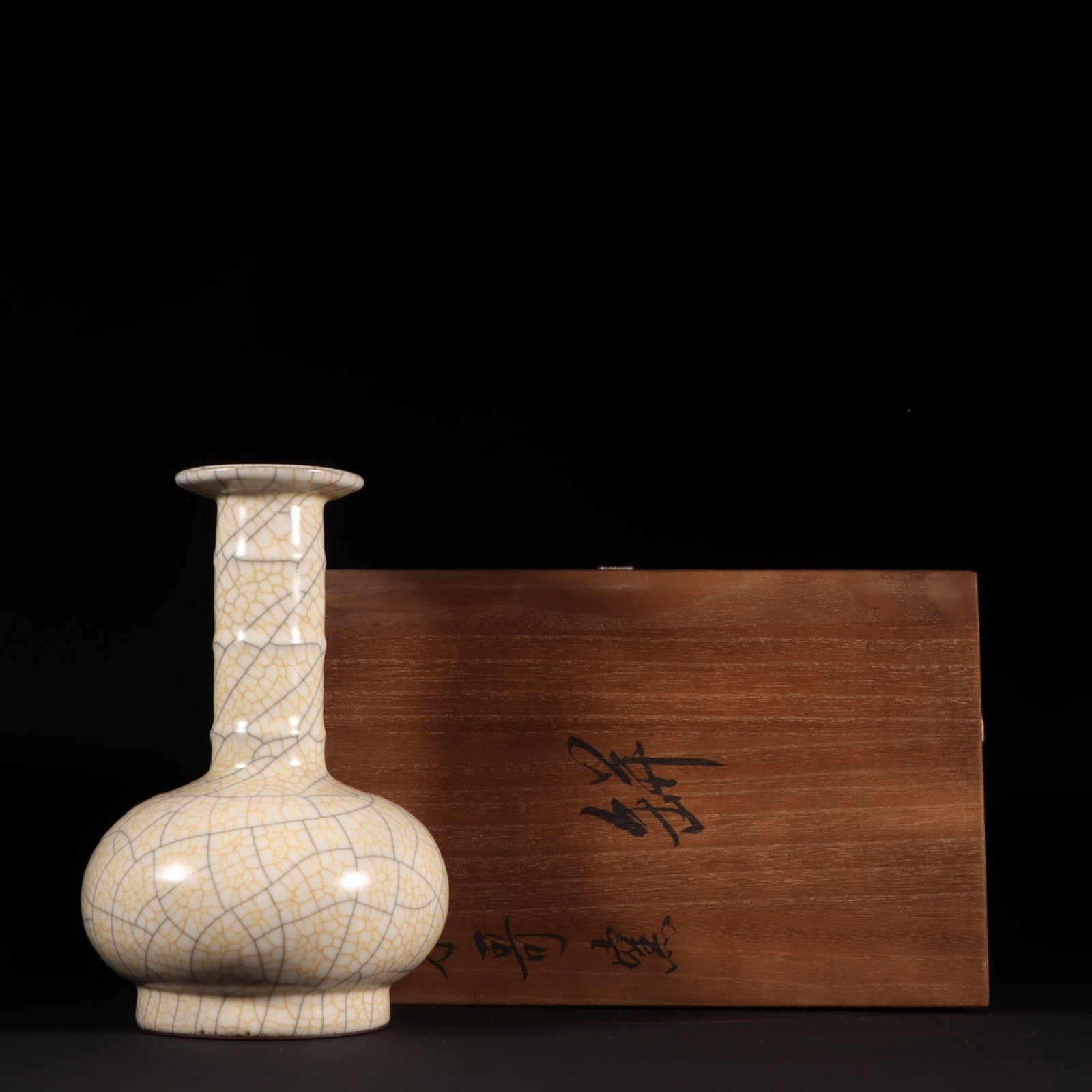An Exquisite Ge yao Yellow Glazed Vase: An Exquisite Ge yao Yellow Glazed Vase,Song Dynasty,China,Size:8.1inx5.7in 哥窑黄釉瓶,中国宋代
