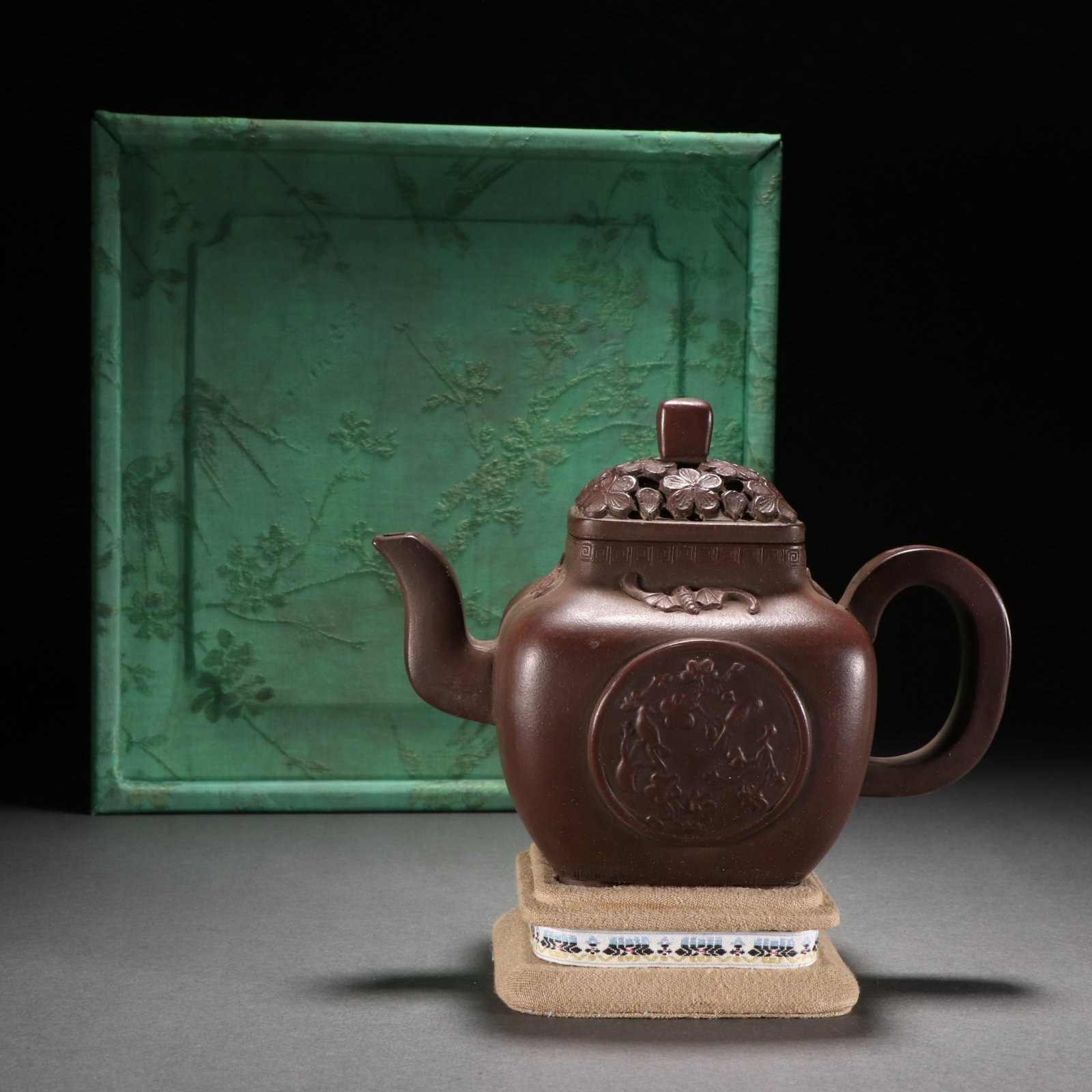 A Rare Purple Sands Hollow Flower and Bird Pattern Teapot: A Rare Purple Sands Hollow Flower and Bird Pattern Teapot,Qing Dynasty,China,With Mark,Size:4.9inx6.7in 紫砂镂空花鸟纹茶壶,中国清