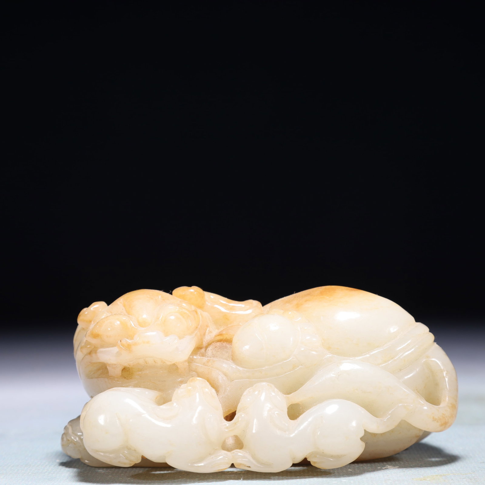 An Exquisite White Jade Lion Ornament: An Exquisite White Jade Lion Ornament,Qing Dynasty,China,Size:4.3inx3.1inx1.6in,Weight:557.5g 白玉狮子摆件,中国清代