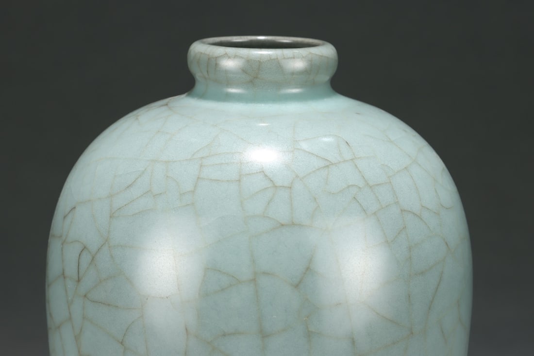 An Exquisite Guan yao Celadon Glazed Vase - 5