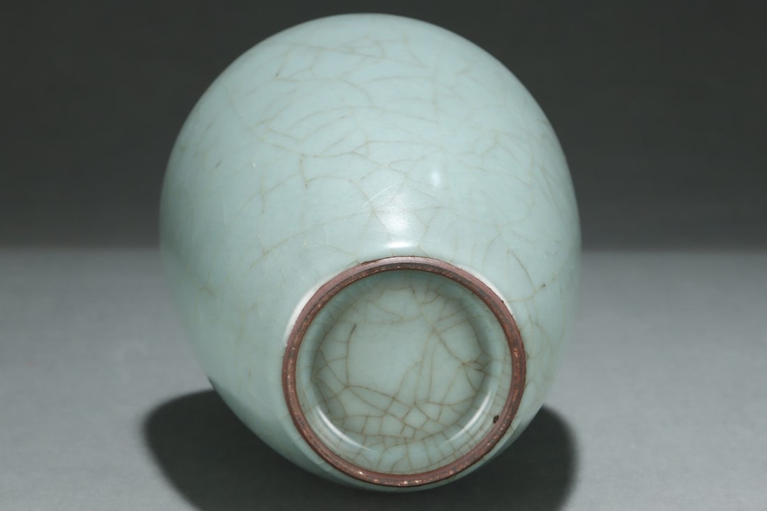 An Exquisite Guan yao Celadon Glazed Vase - 9