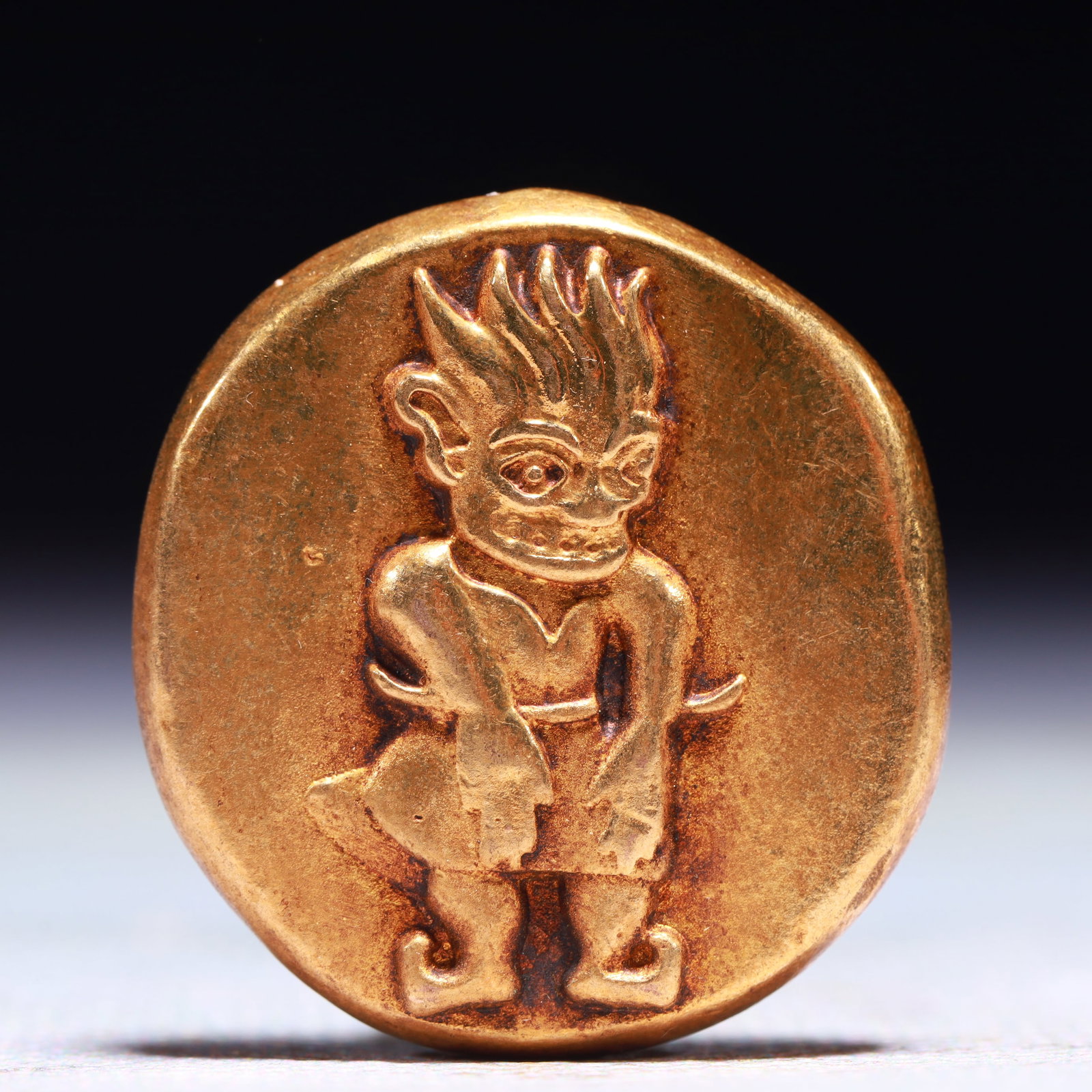 An Exquisite Gilt Bronze Cash Coin: An Exquisite Gilt Bronze Cash Coin,Shang Dynasty,China,Size:1.2in,Weight:31.3g 铜鎏金钱币,中国商代