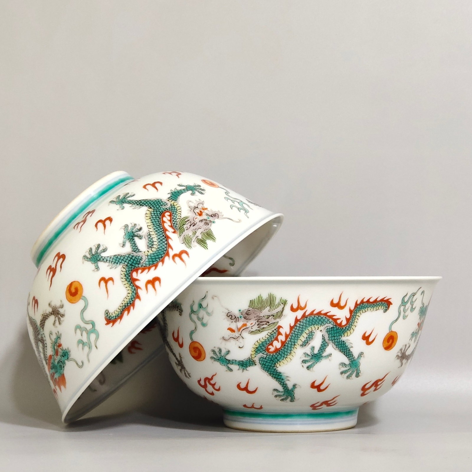 A Pair of Exquisite Wucai Auspicious Cloud and Dragon Pattern Bowls: A Pair of Exquisite Wucai Auspicious Cloud and Dragon Pattern Bowls,Qing Dynasty,China,Kangxi Six-character Mark,Size:2.6inx5.2in 一对五彩祥云龙纹ఏ