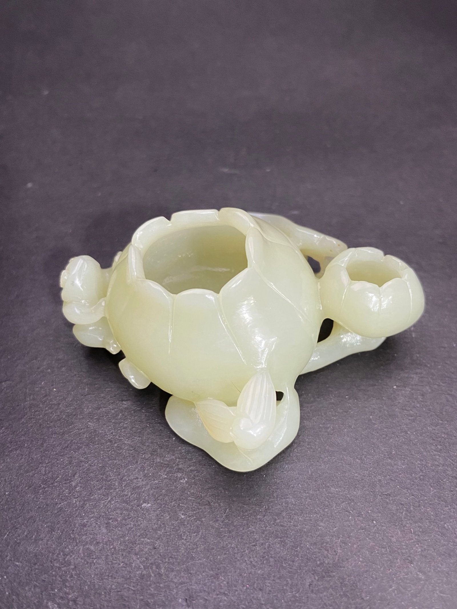 An Exquisite White Jade Frog Pattern Water Pot: An Exquisite White Jade Frog Pattern Water Pot,Qing Dynasty,China,Size:2.9inx2.3inx1.3in,Weight:60g 白玉青蛙纹水盂,中国清代