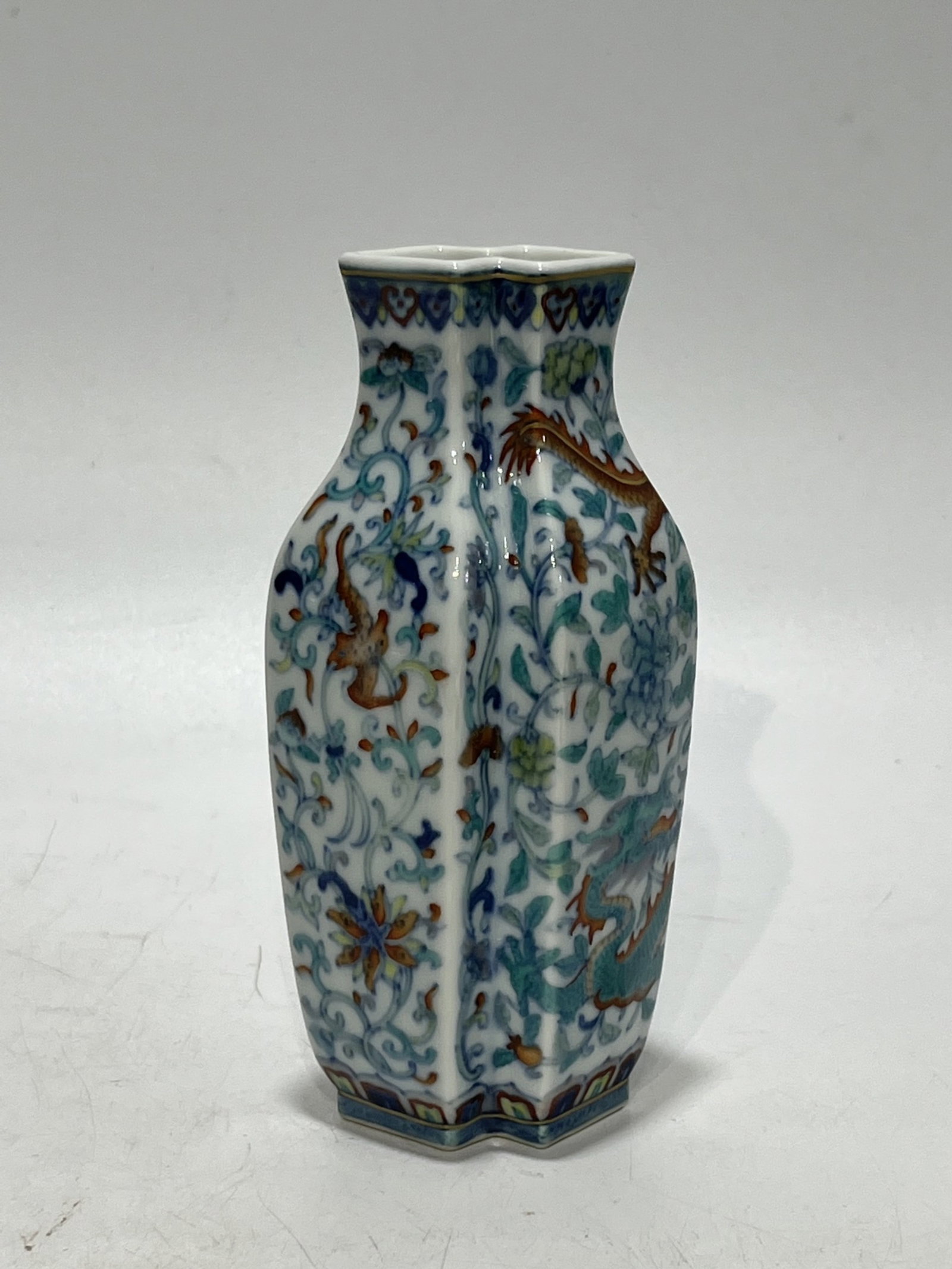 An Exquisite Blue and White Doucai Lotus and Dragon Pattern Vase: An Exquisite Blue and White Doucai Lotus and Dragon Pattern Vase,Qing Dynasty,China,Qianlong Six-character Mark,Size:5.5in 青花斗彩缠枝莲龙纹ī