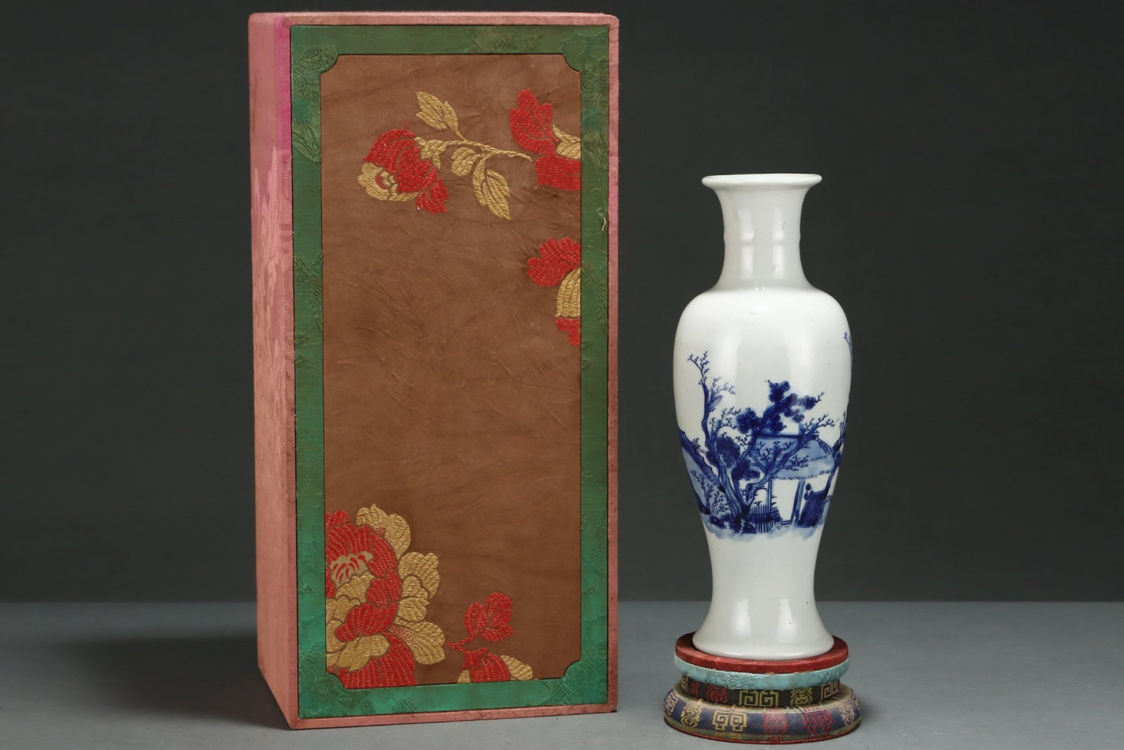 An Exquisite Blue and White Landscape and Figure Pattern Vase: An Exquisite Blue and White Landscape and Figure Pattern Vase,Qing Dynasty,China,Kangxi Six-character Mark,Size:10.7inx4.1in 青花山水人物纹瓶,中&#