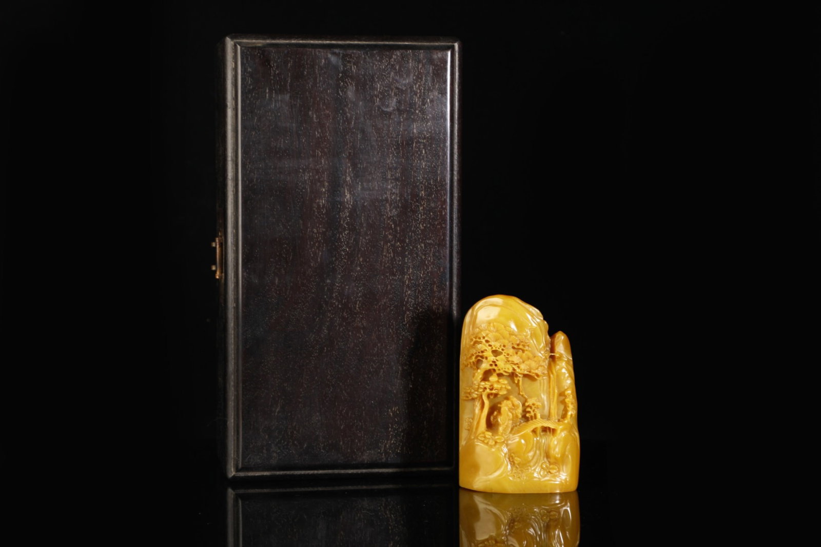 An Exquisite Tianhuang Stone Landscape and Figure Pattern Seal: An Exquisite Tianhuang Stone Landscape and Figure Pattern Seal,Qing Dynasty,China,Size:4.7inx3in,Weight:433g 田黄石山水人物纹印章,中&#
