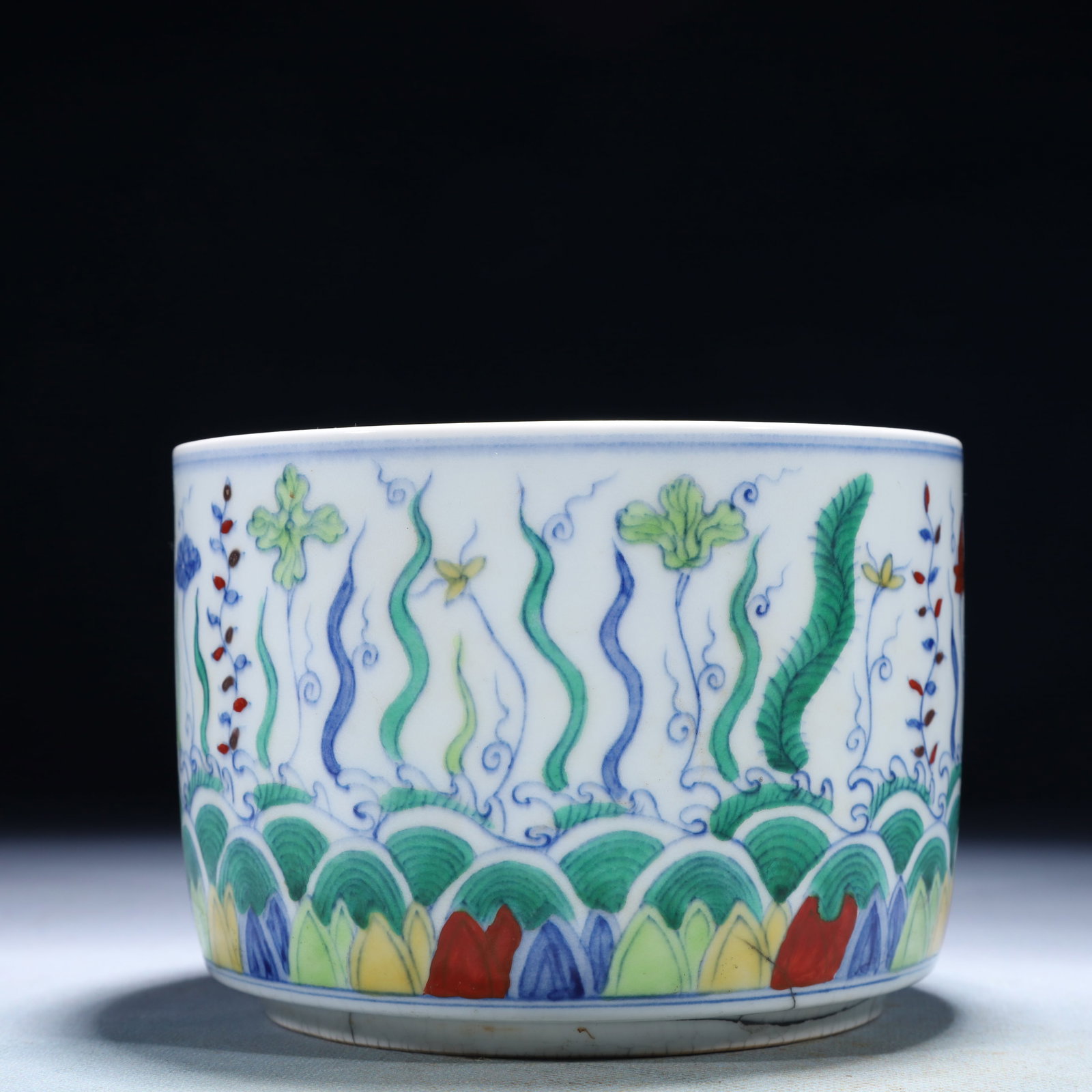 An Exquisite Doucai Seawater Pattern Jar: An Exquisite Doucai Seawater Pattern Jar,Ming Dynasty,China,Chenghua Six-character Mark,Size:5.5inx3.9in,Weight:800g 斗彩海水纹罐,中国明代,&