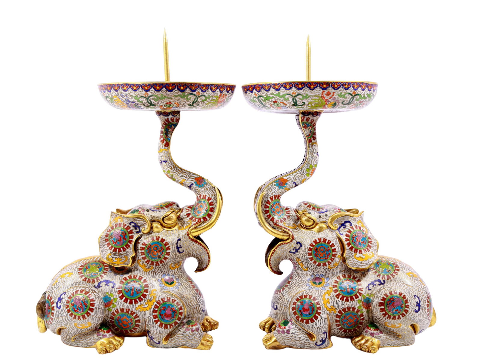 A pair of exquisite cloisonn?? elephant candlesticks: pair of exquisite cloisonné elephant candlesticks, the application of filigree craftsmanship makes the decoration of this collection more refined and three-dimensional. This collectible is functi