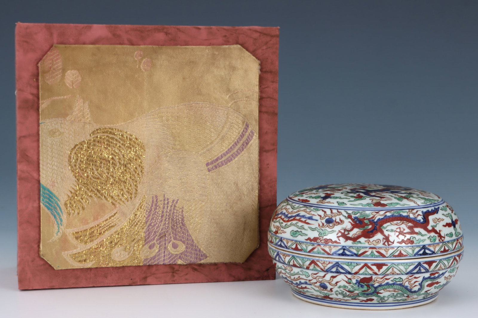 An Exquisite Wucai Auspicious Cloud,Dragon and Phoenix Pattern Box with Cover: An Exquisite Wucai Auspicious Cloud,Dragon and Phoenix Pattern Box with Cover,Ming Dynasty,China,Wanli Six-character Mark,Size:3.7inx6.8in 五彩祥云龙凤纹İ