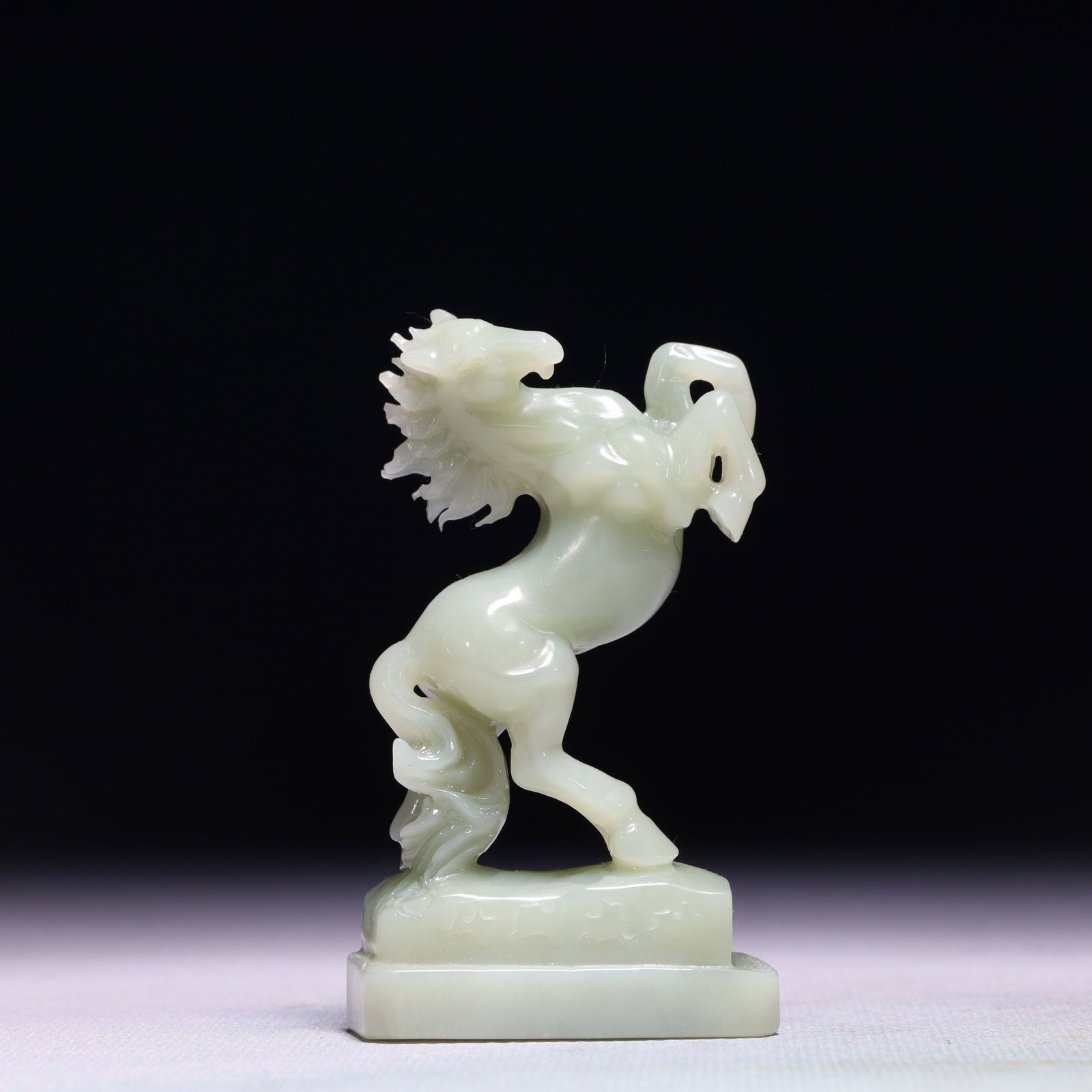 An Exquisite White Jade Horse Ornament: An Exquisite White Jade Horse Ornament,Qing Dynasty,China,Size:1.8inx1inx3.3in,Weight:103.3g 白玉骏马摆件,中国清代