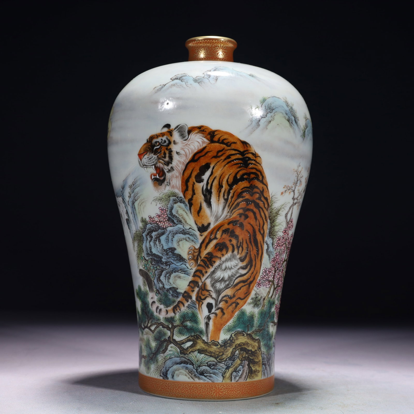 An Exquisite Enamel Painted Gold Tiger Patten Vase,with poem: An Exquisite Enamel Painted Gold Tiger Patten Vase,with poem,Qing Dynasty,China,Yongzheng Six-character Mark,Size:5.5inx10.6in,Weight:1550g 珐琅彩描金老虎 