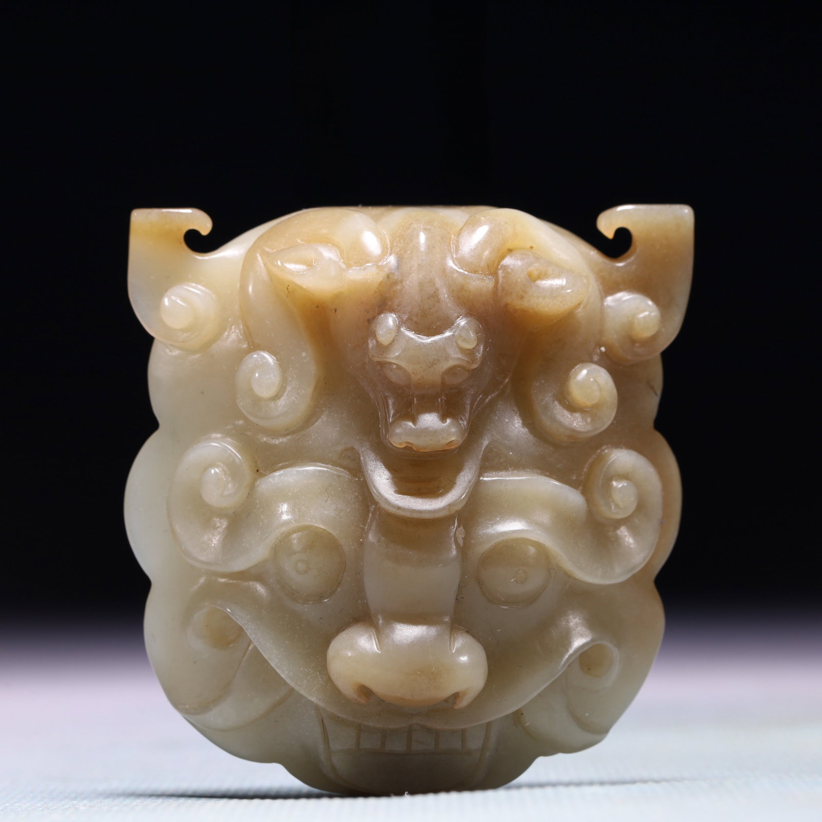 An Exquisite White Jade Beast-Face Pattern Buckle (1 of 4)
