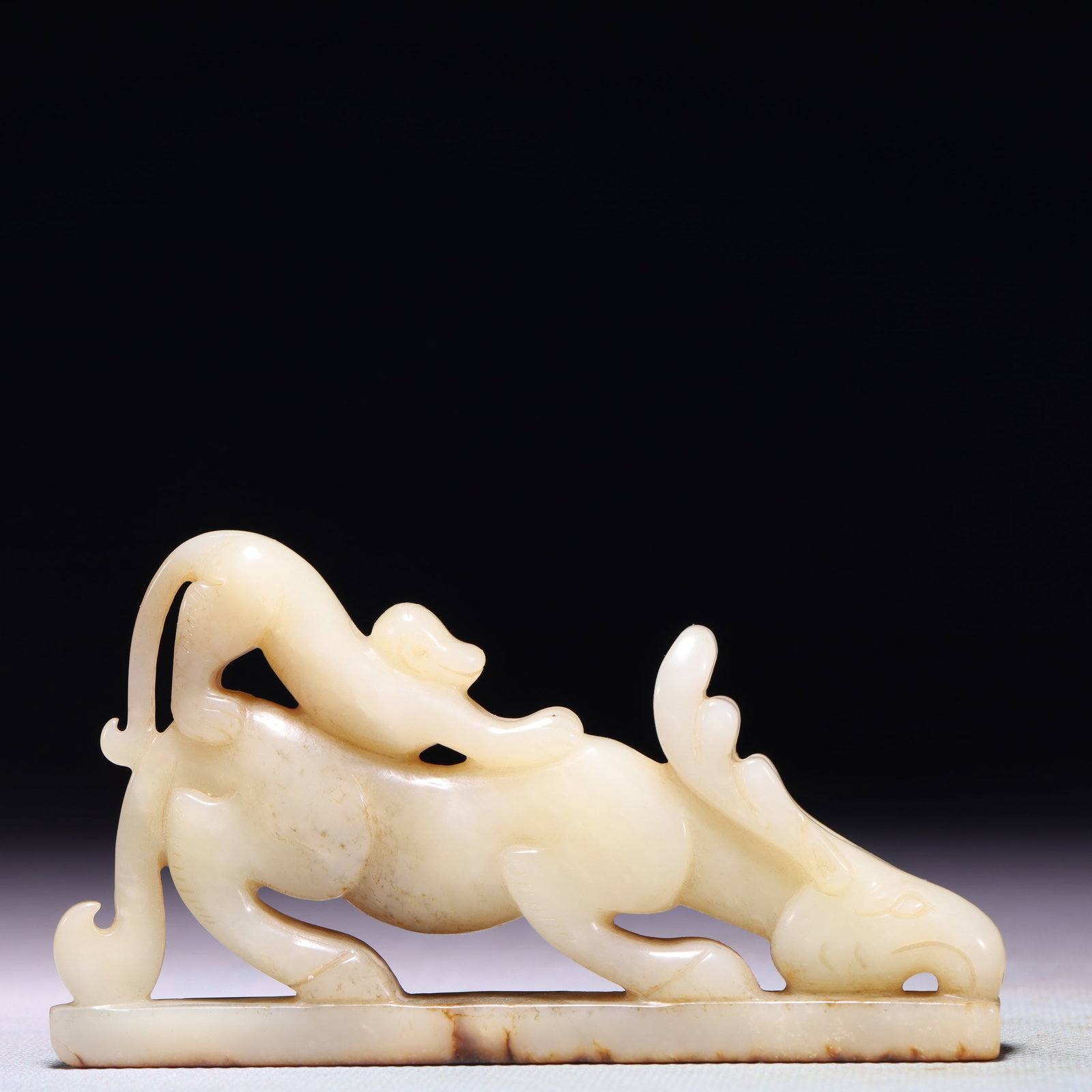 An Exquisite White Jade Deer Ornament: An Exquisite White Jade Deer Ornament,Qing Dynasty,China,Size:4.7inx0.6inx2.6in,Weight:162.9g 白玉鹿摆件,中国清代
