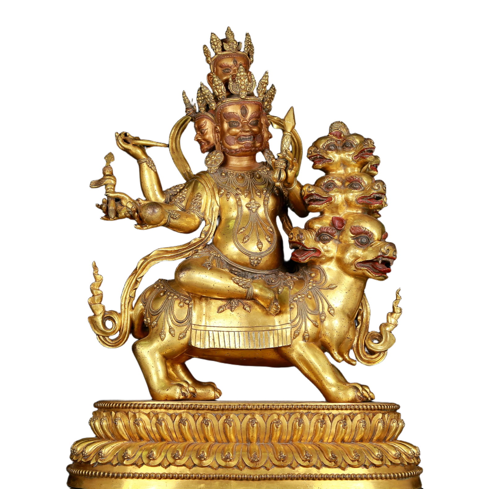 A huge gilt bronze statue of Vajra: huge gilt-bronze Vajra statue Ming Dynasty, China. The Vajra's body is majestic and majestic, symbolizing strong will and invincible power. At the same time, his face is solemn, and his brows reveal c
