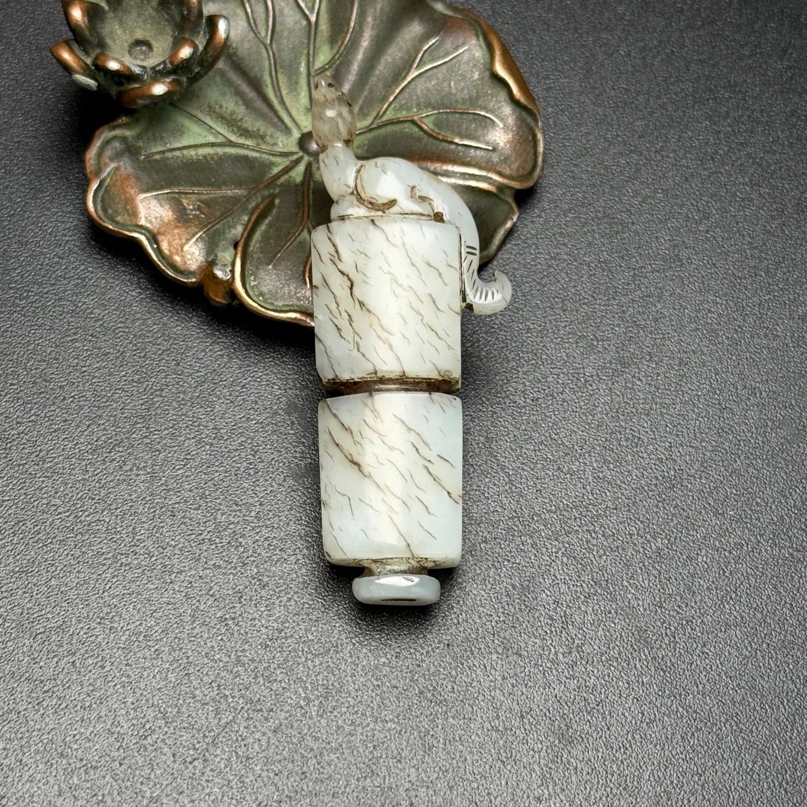 An Exquisite White Jade Chi-Dragon Pattern Pendant: An Exquisite White Jade Chi-Dragon Pattern Pendant,Qing Dynasty,China,Size:2.2inx0.9inx0.4in,Weight:17g 白玉螭龙纹挂件,中国清代