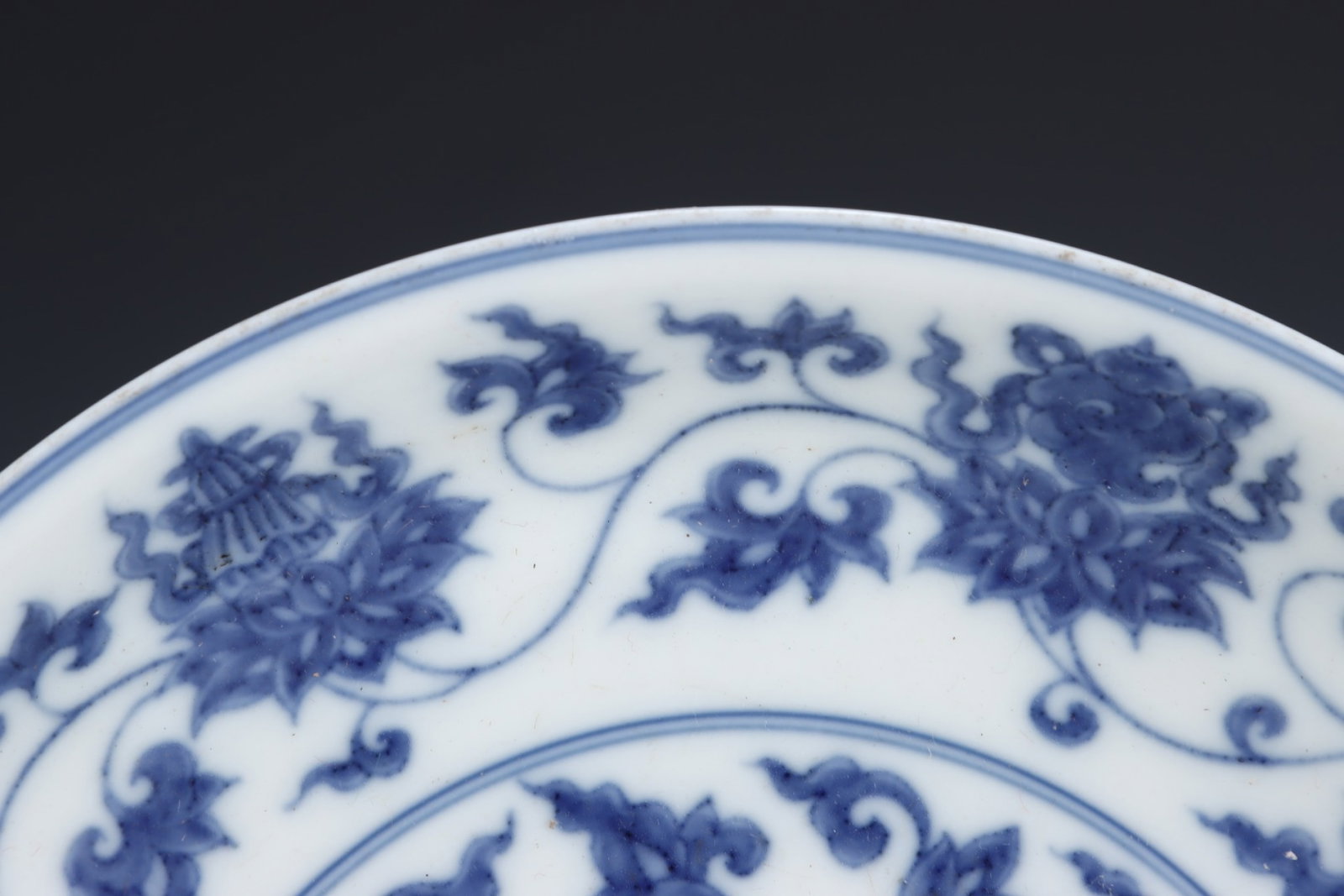 An Exquisite Blue and White Lotus Pattern Plate - 4