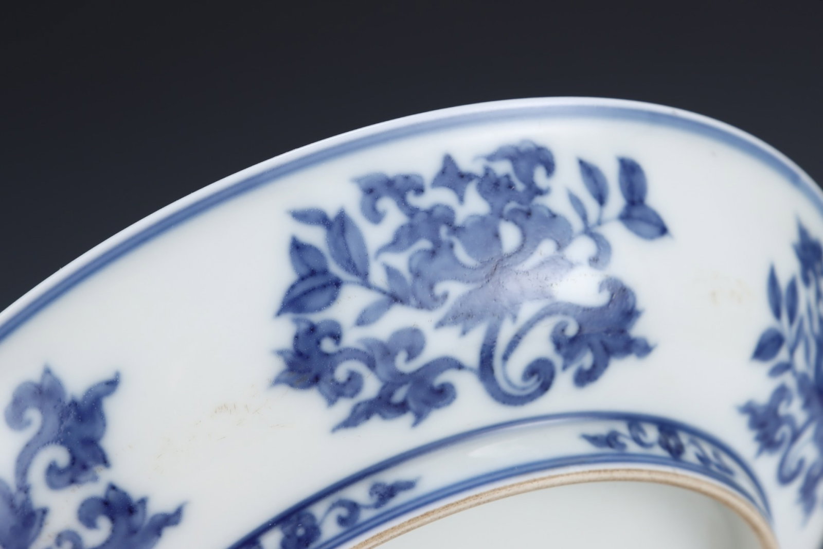 An Exquisite Blue and White Lotus Pattern Plate - 7